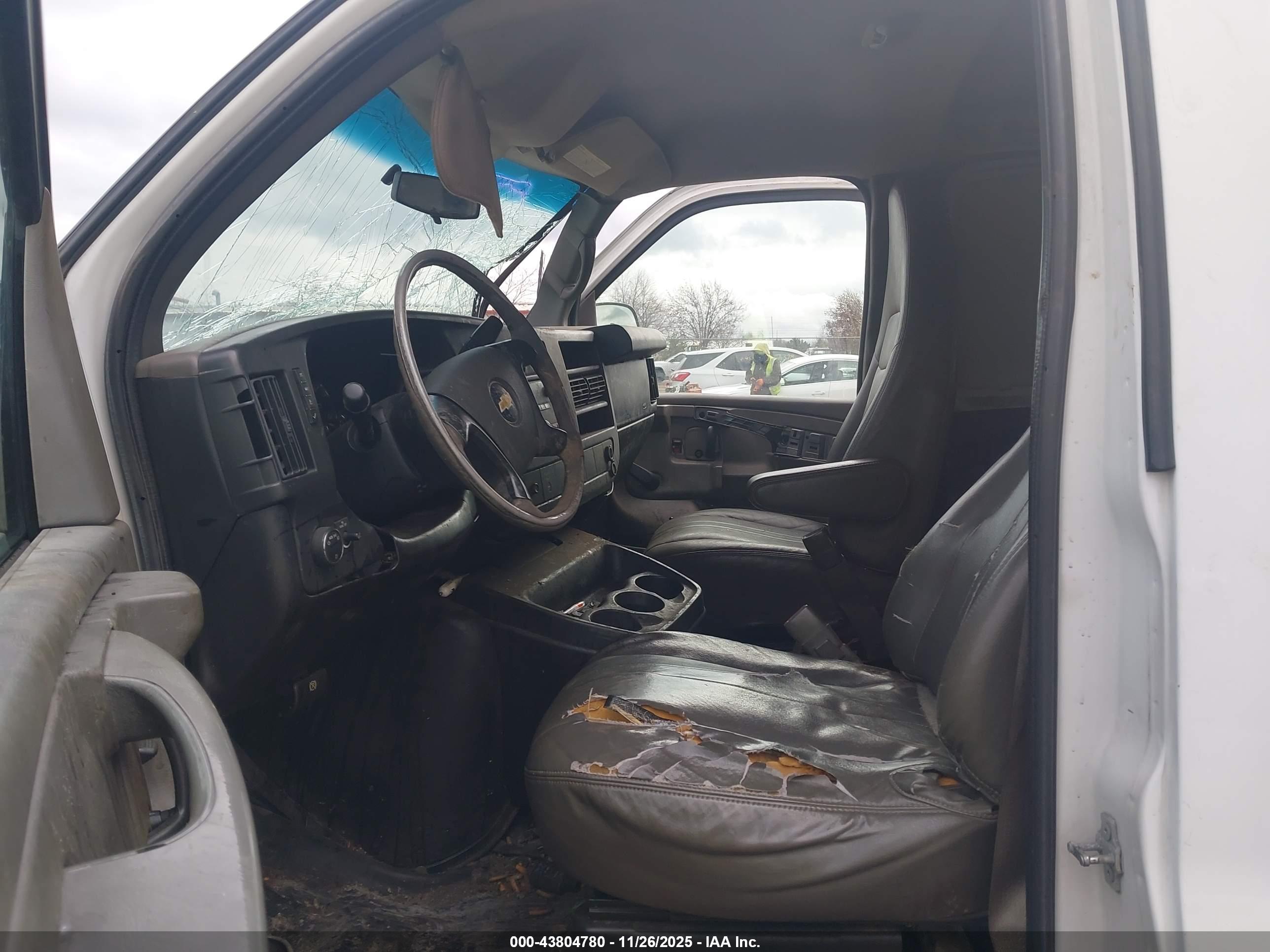 CHEVROLET EXPRESS image 5