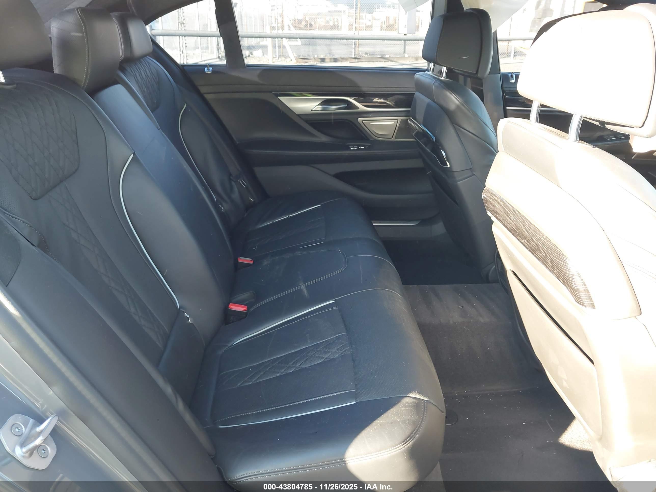 BMW 750 image 8