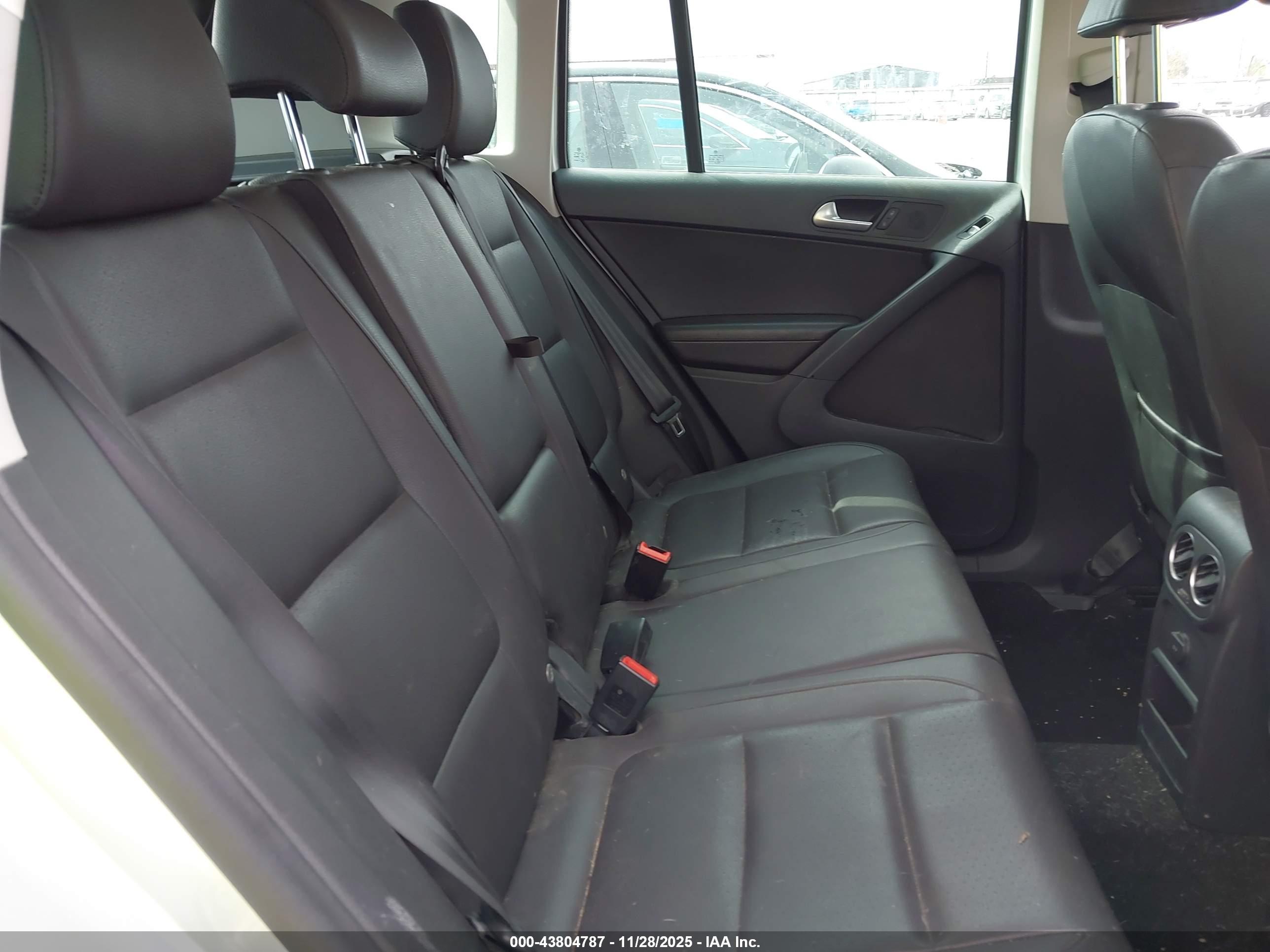 VOLKSWAGEN TIGUAN image 8