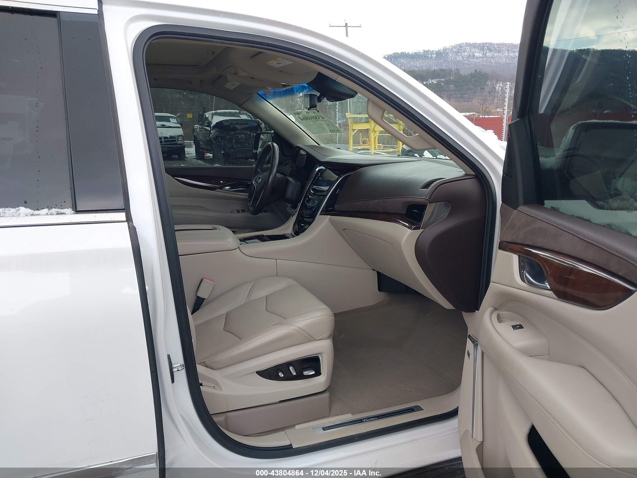 CADILLAC ESCALADE image 5