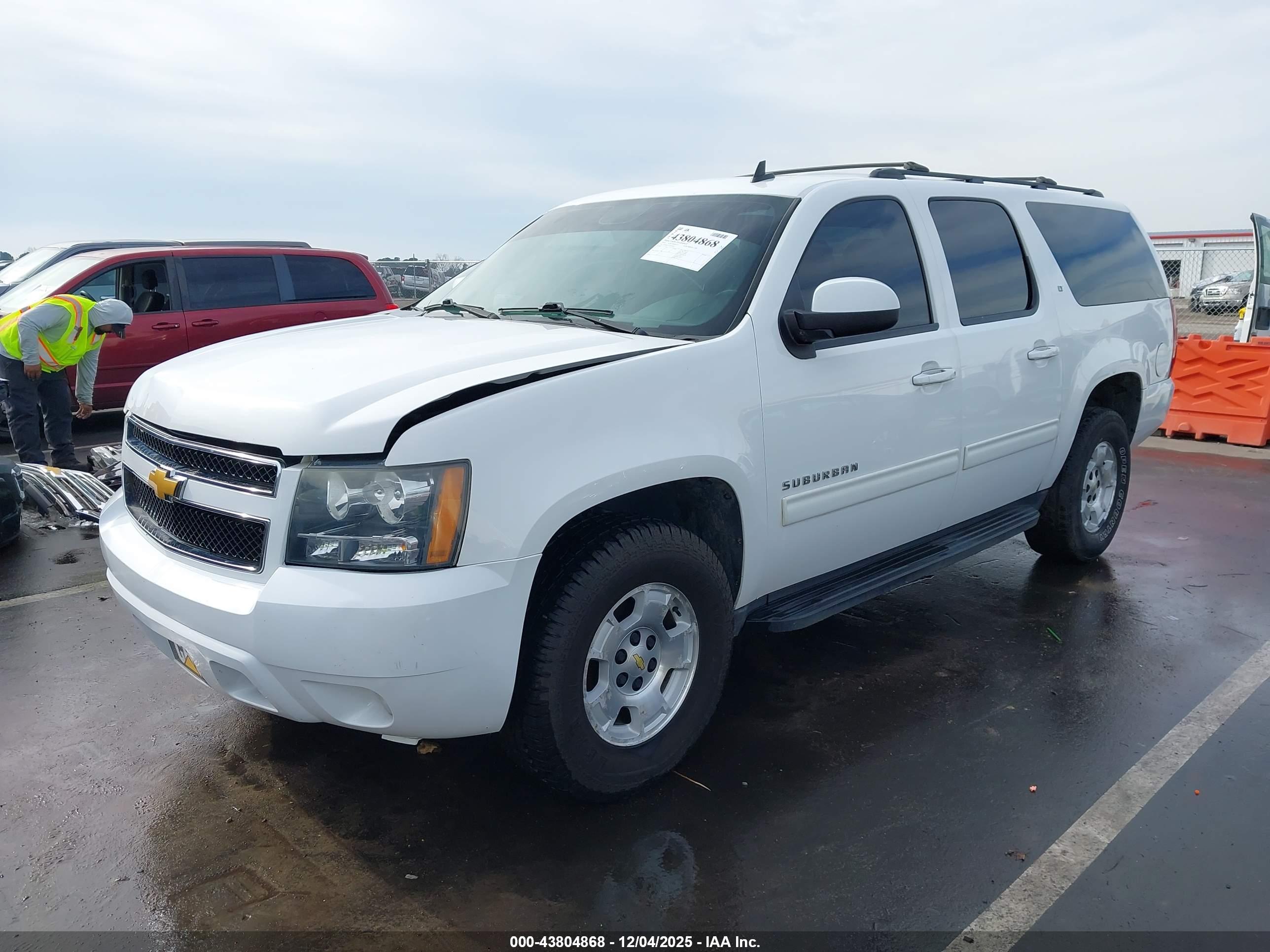 CHEVROLET SUBURBAN image 2