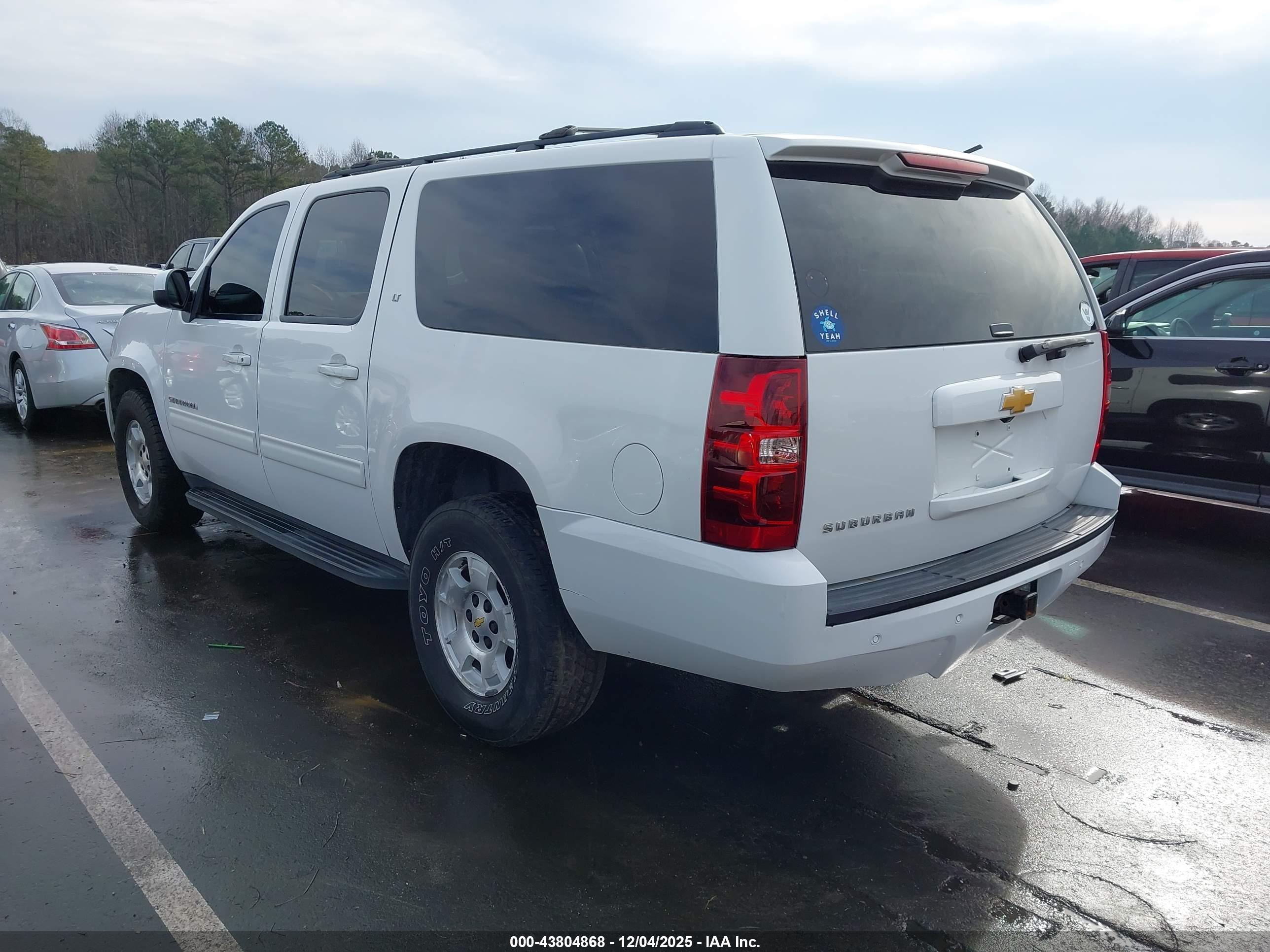 CHEVROLET SUBURBAN image 3