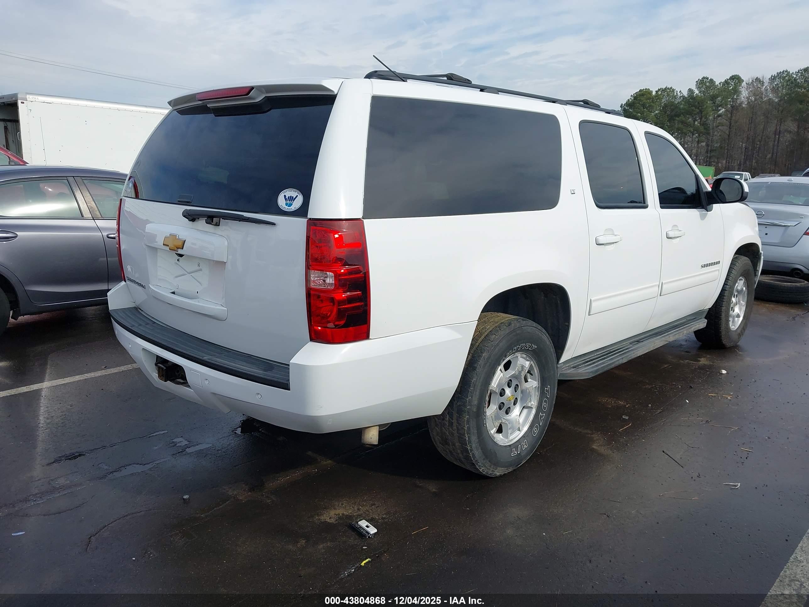 CHEVROLET SUBURBAN image 4