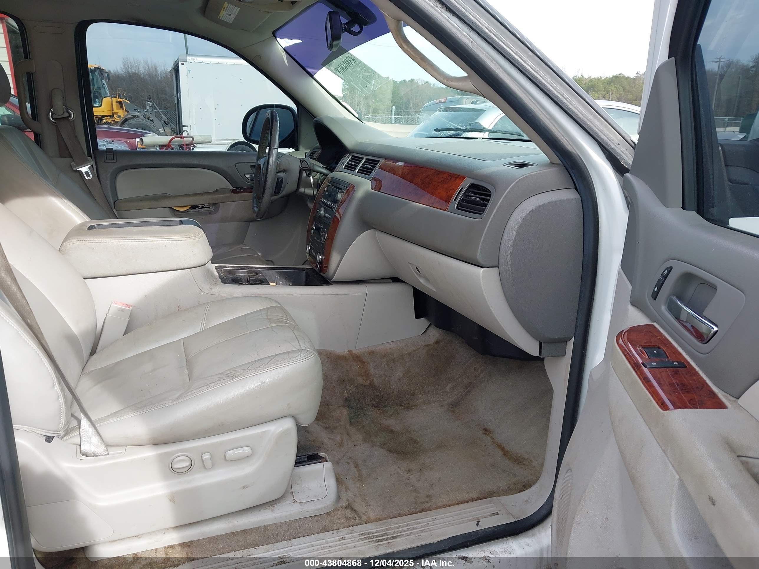 CHEVROLET SUBURBAN image 5