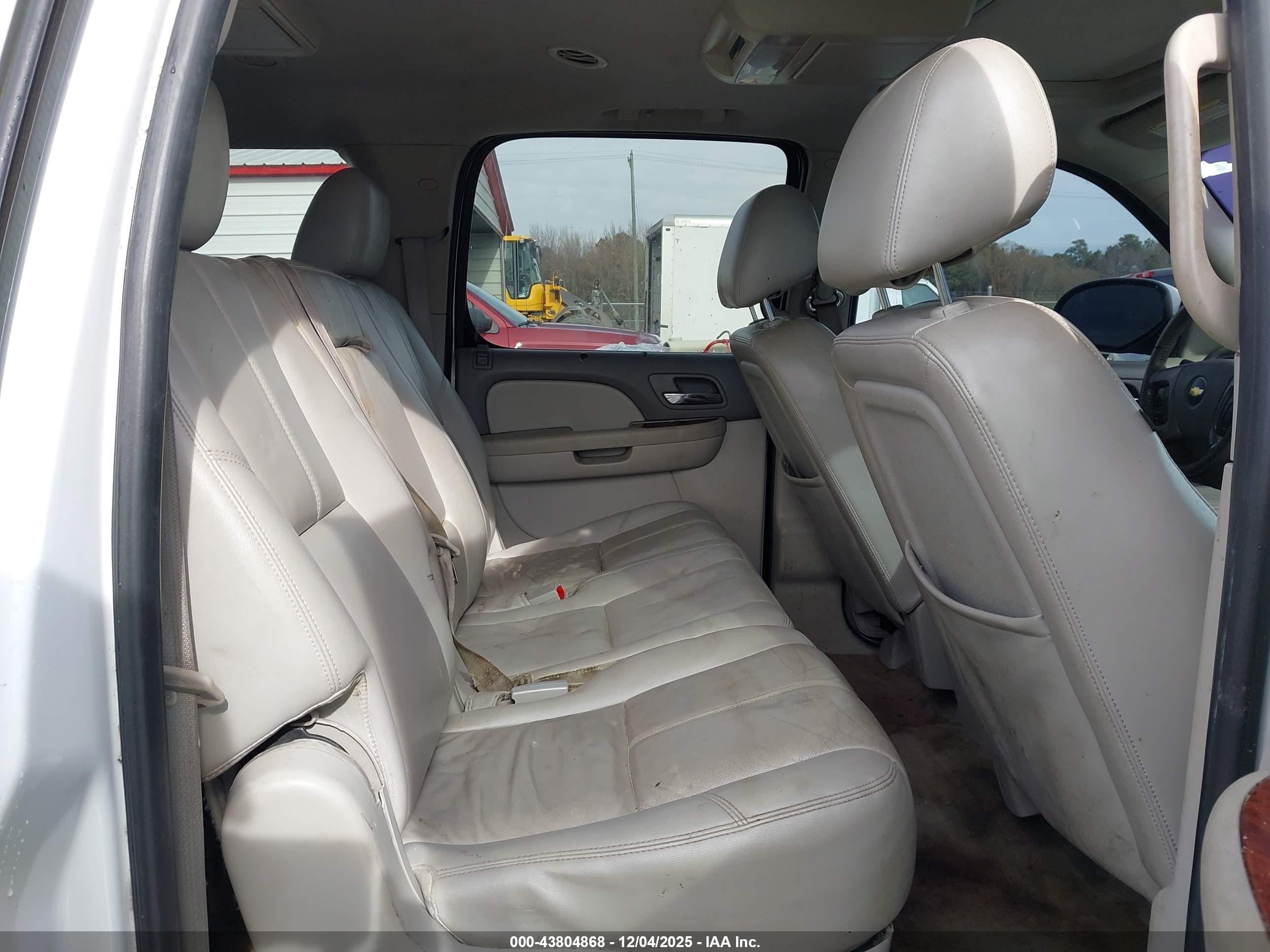 CHEVROLET SUBURBAN image 8