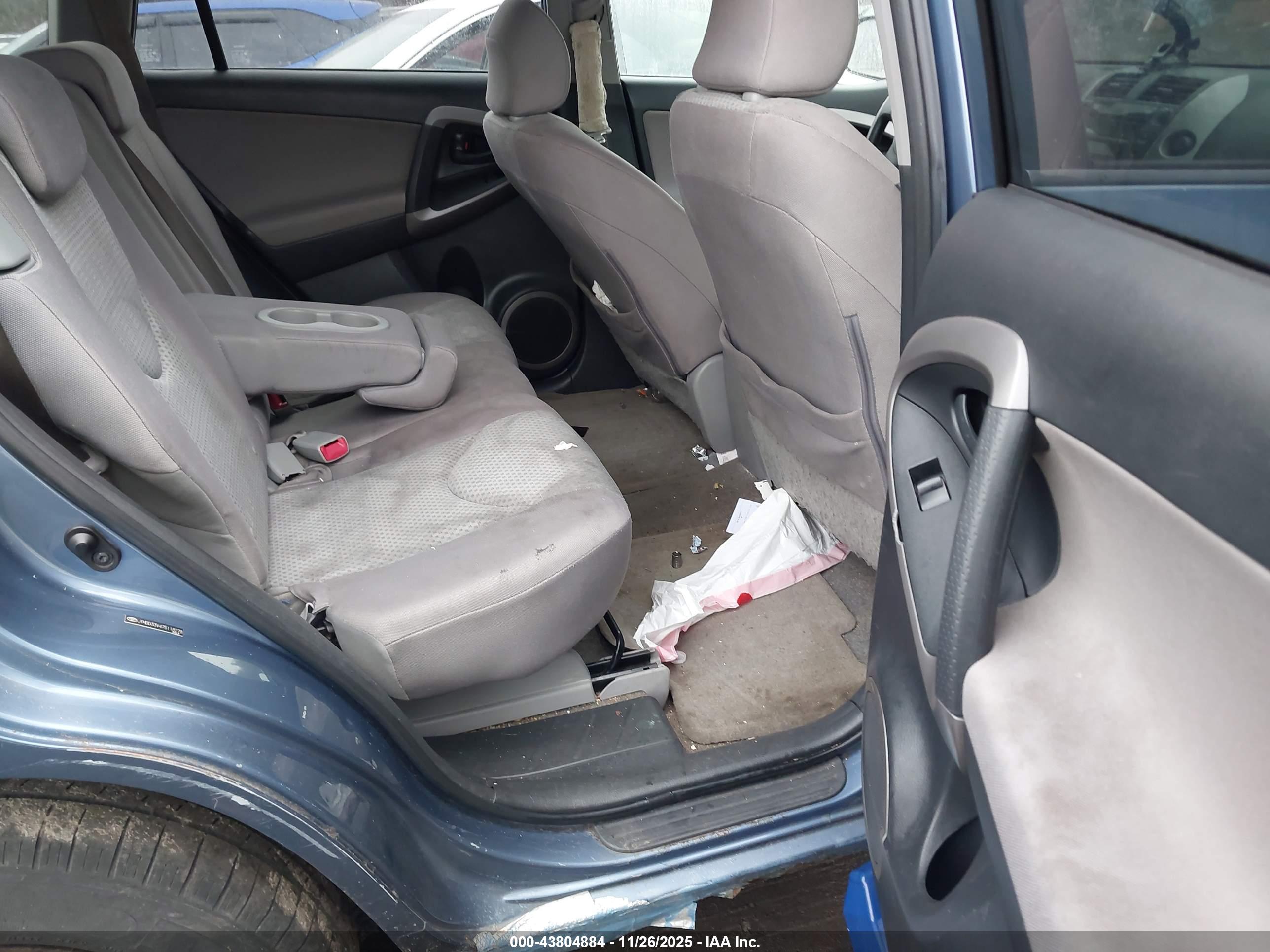 TOYOTA RAV4 image 8