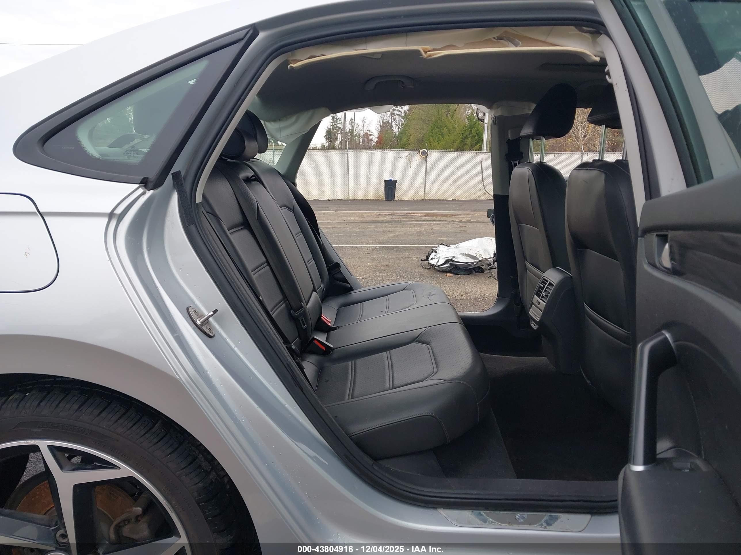 VOLKSWAGEN PASSAT image 8