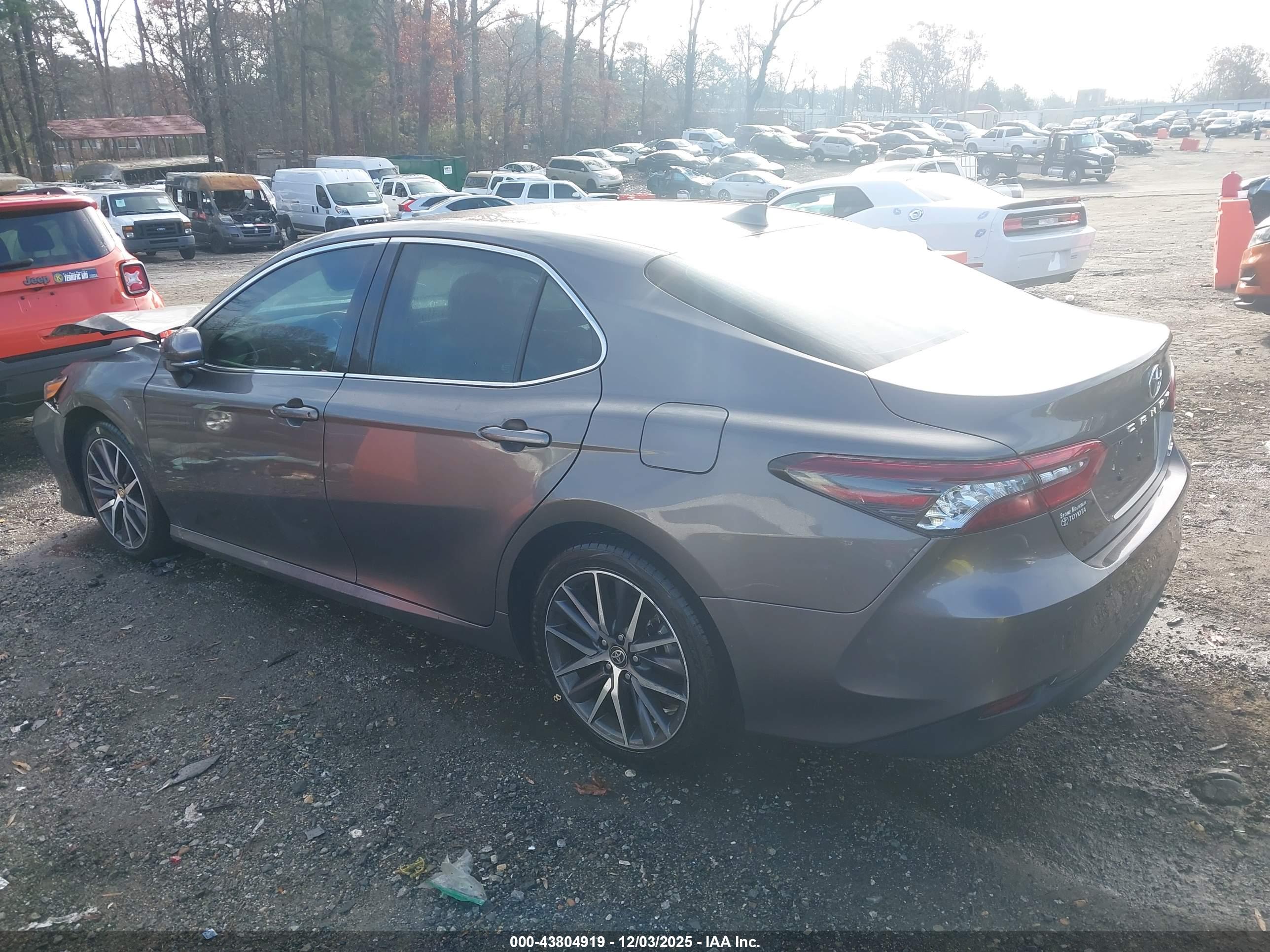 TOYOTA CAMRY image 3