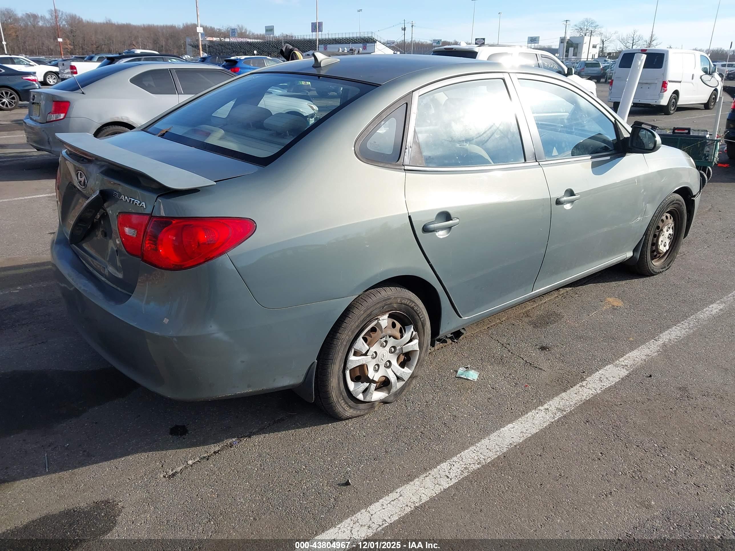 HYUNDAI ELANTRA image 4