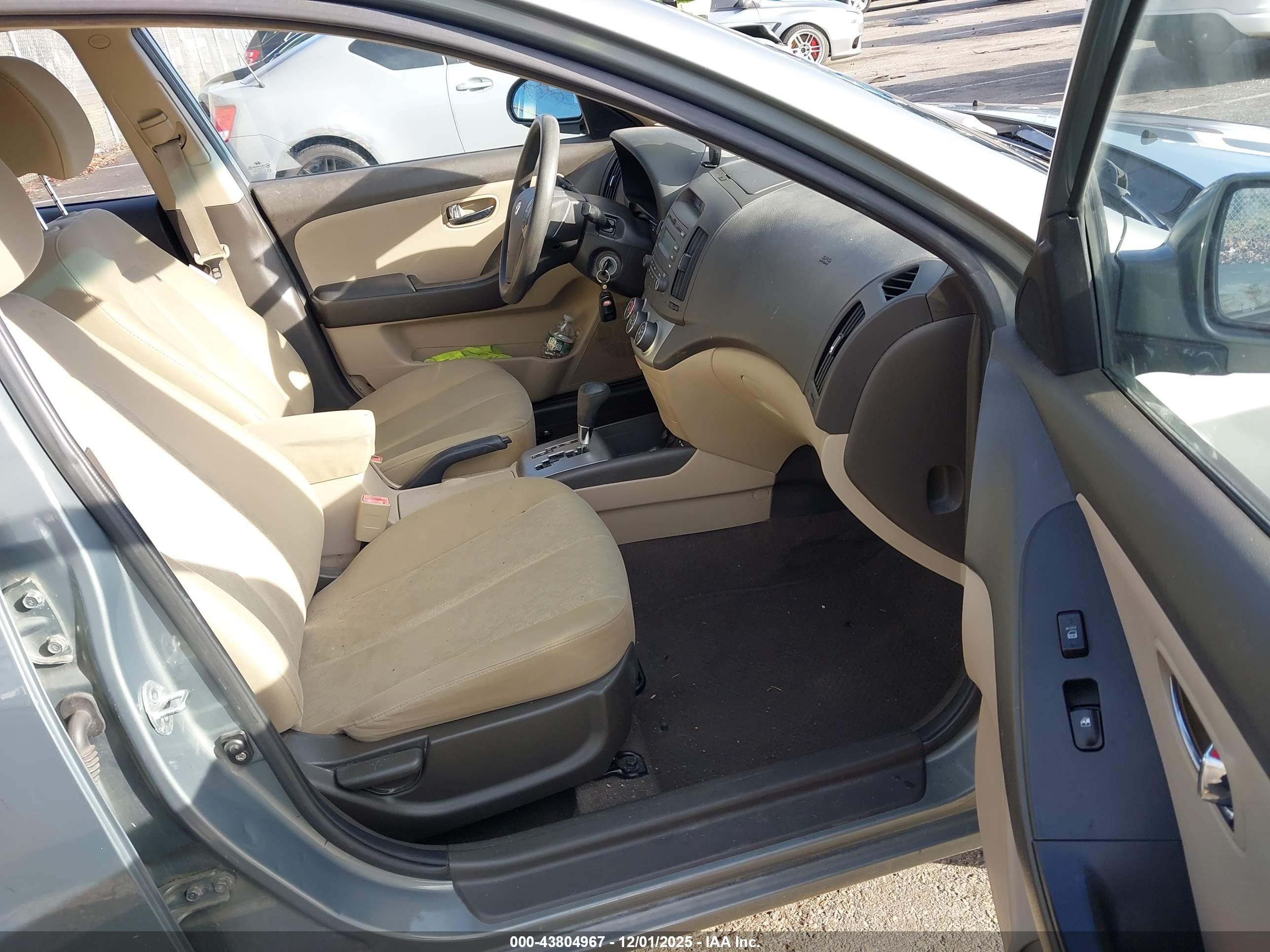 HYUNDAI ELANTRA image 5