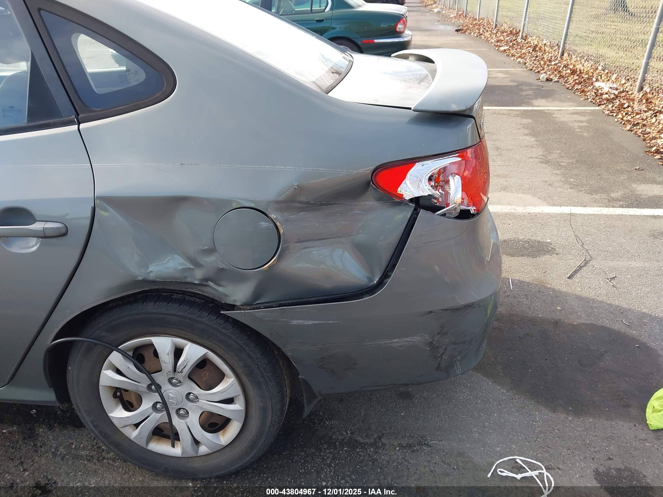 HYUNDAI ELANTRA image 6