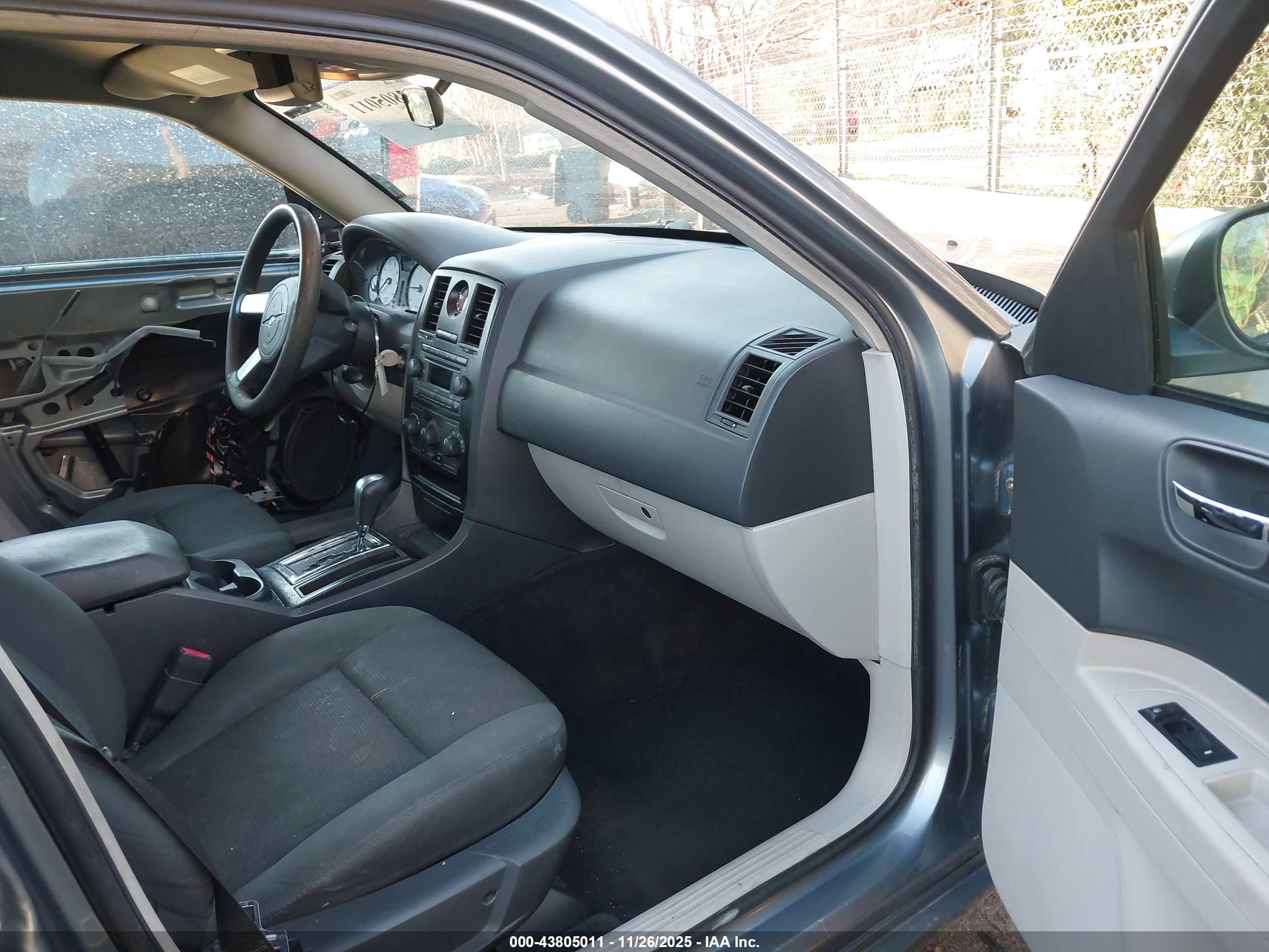 CHRYSLER 300 image 5