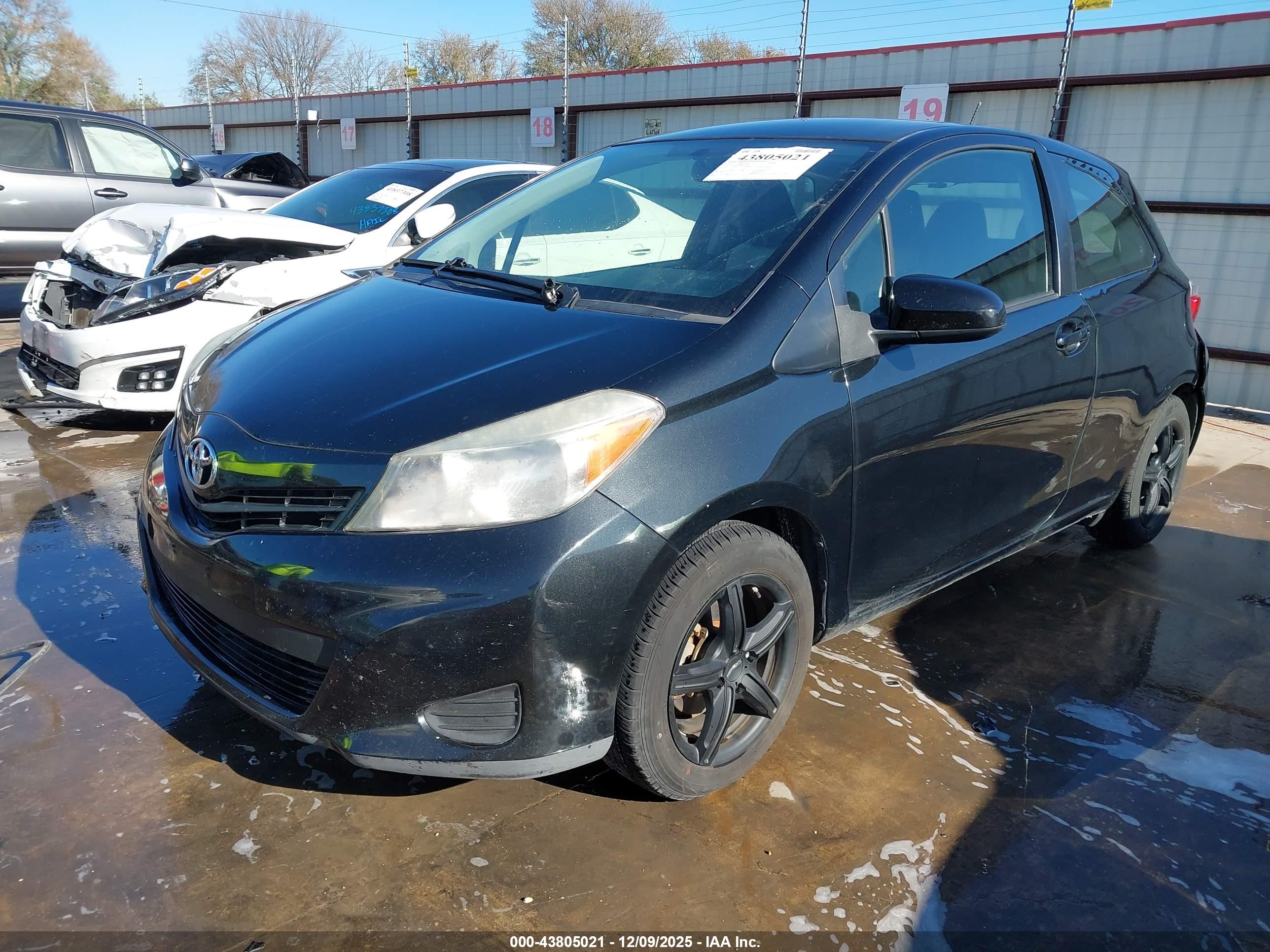 TOYOTA YARIS image 2