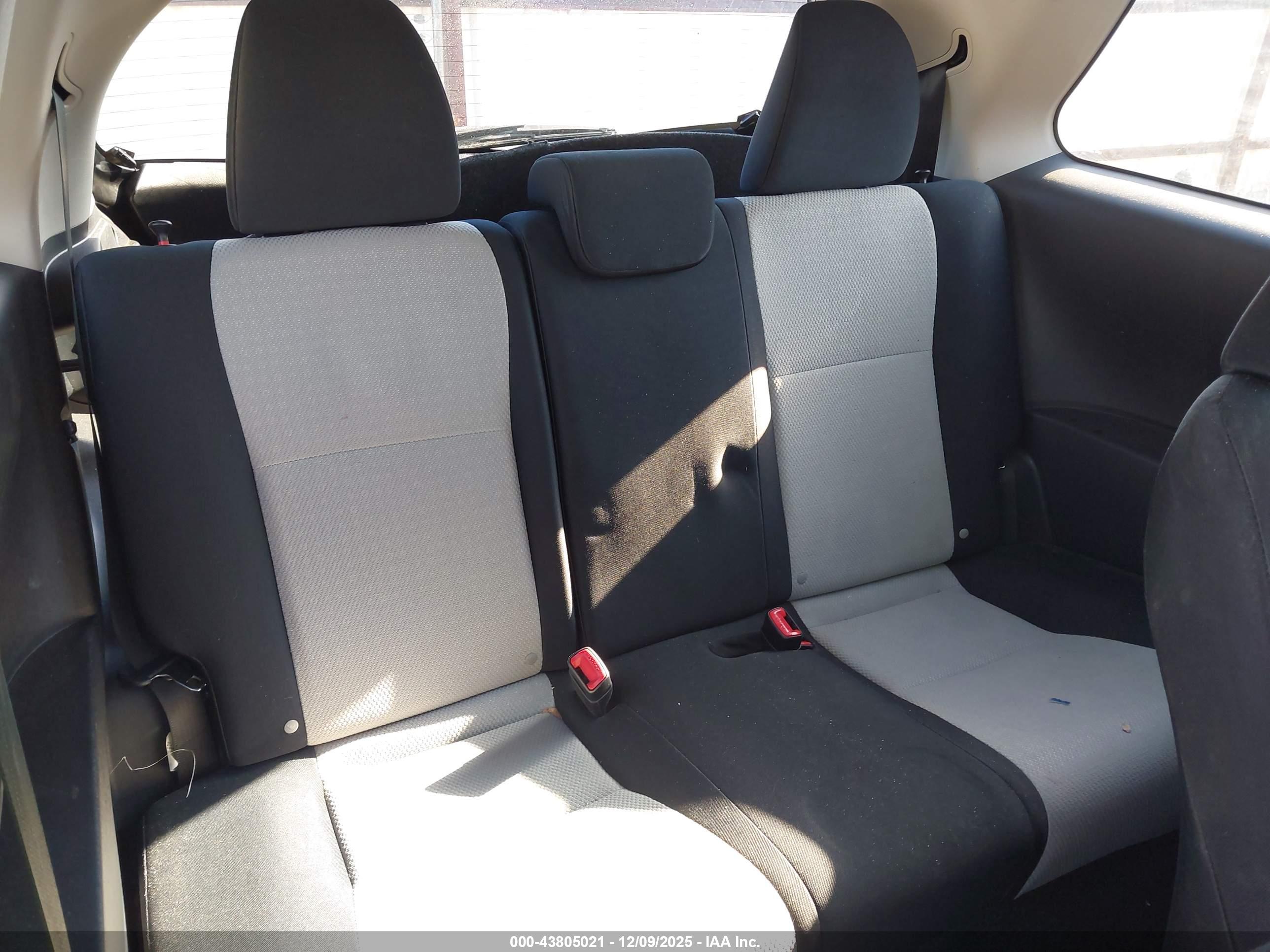 TOYOTA YARIS image 8