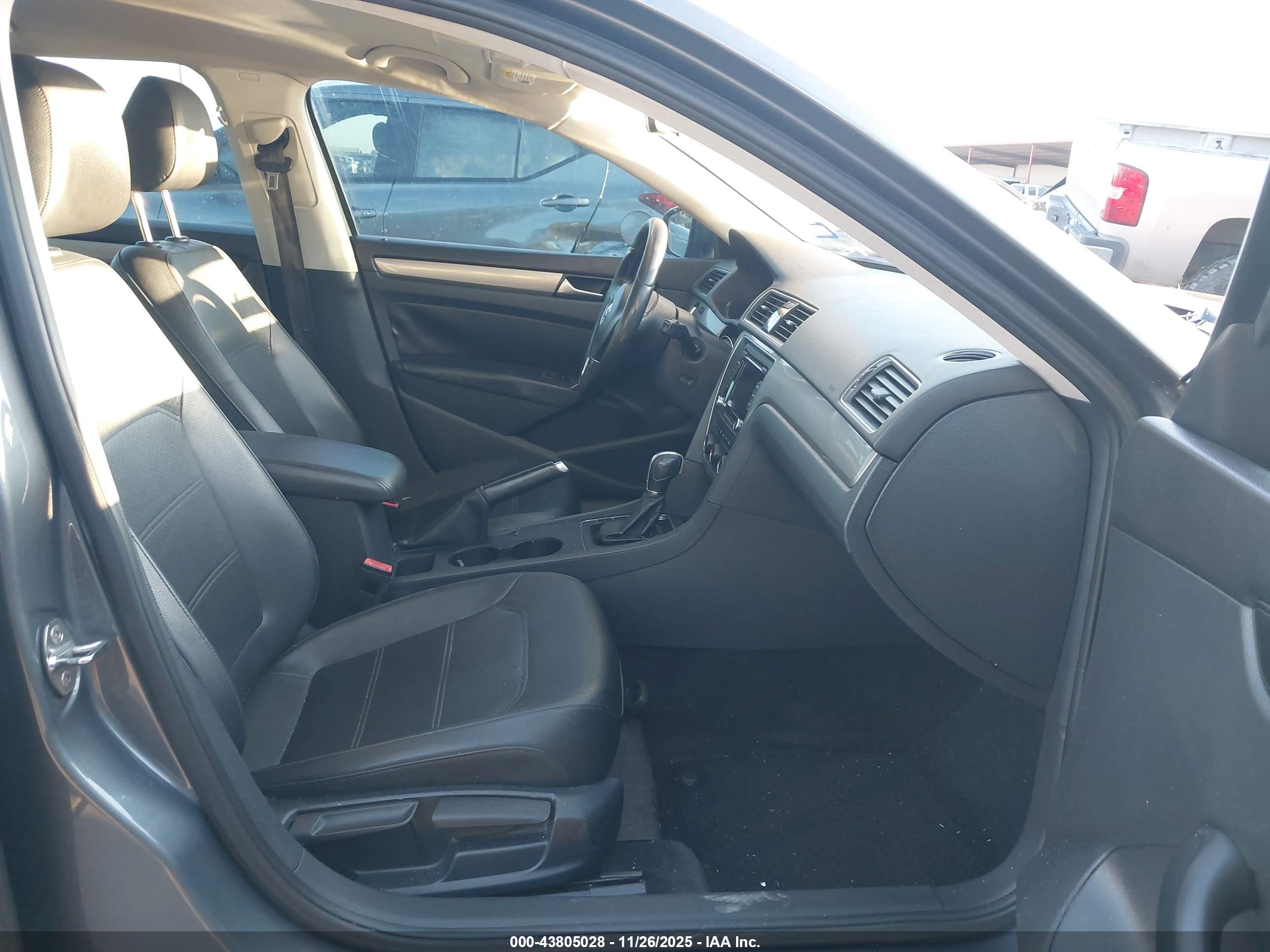 VOLKSWAGEN PASSAT image 5