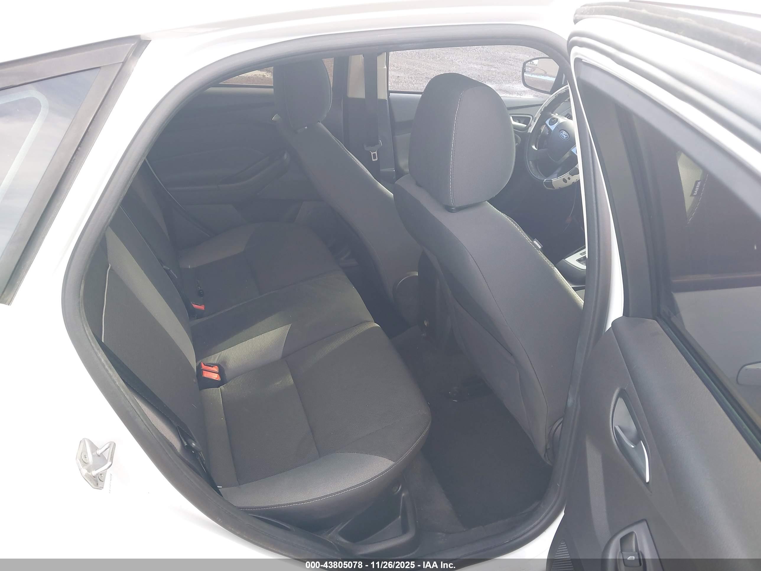 FORD FOCUS image 8