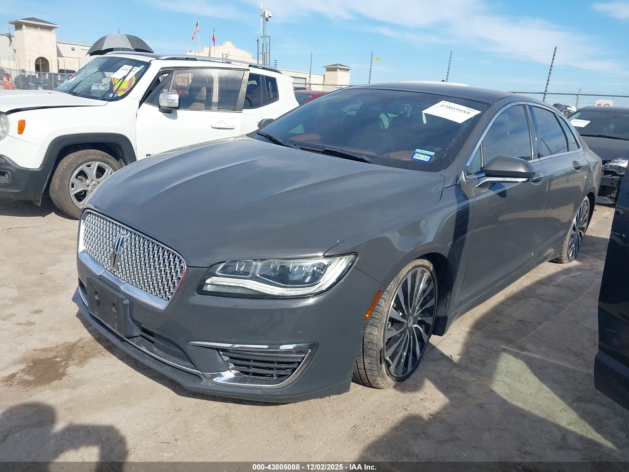 LINCOLN MKZ image 2