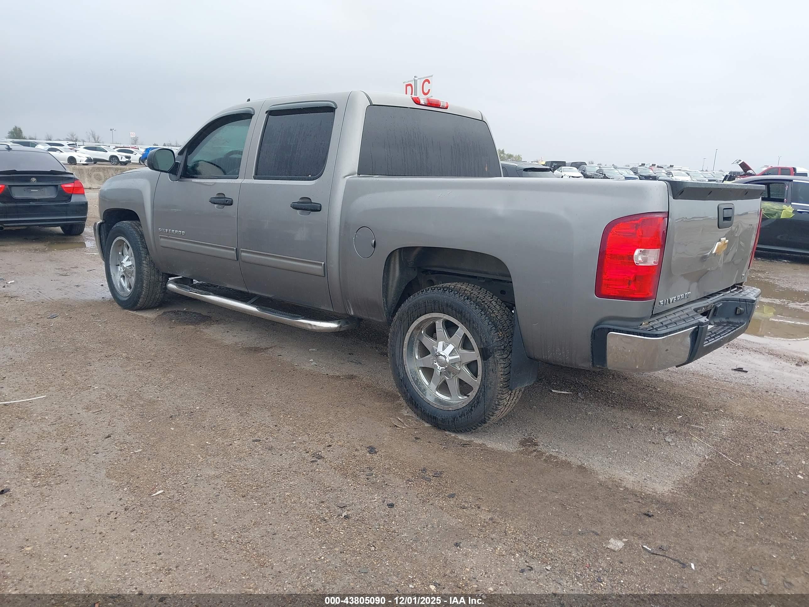 CHEVROLET SILVERADO image 3