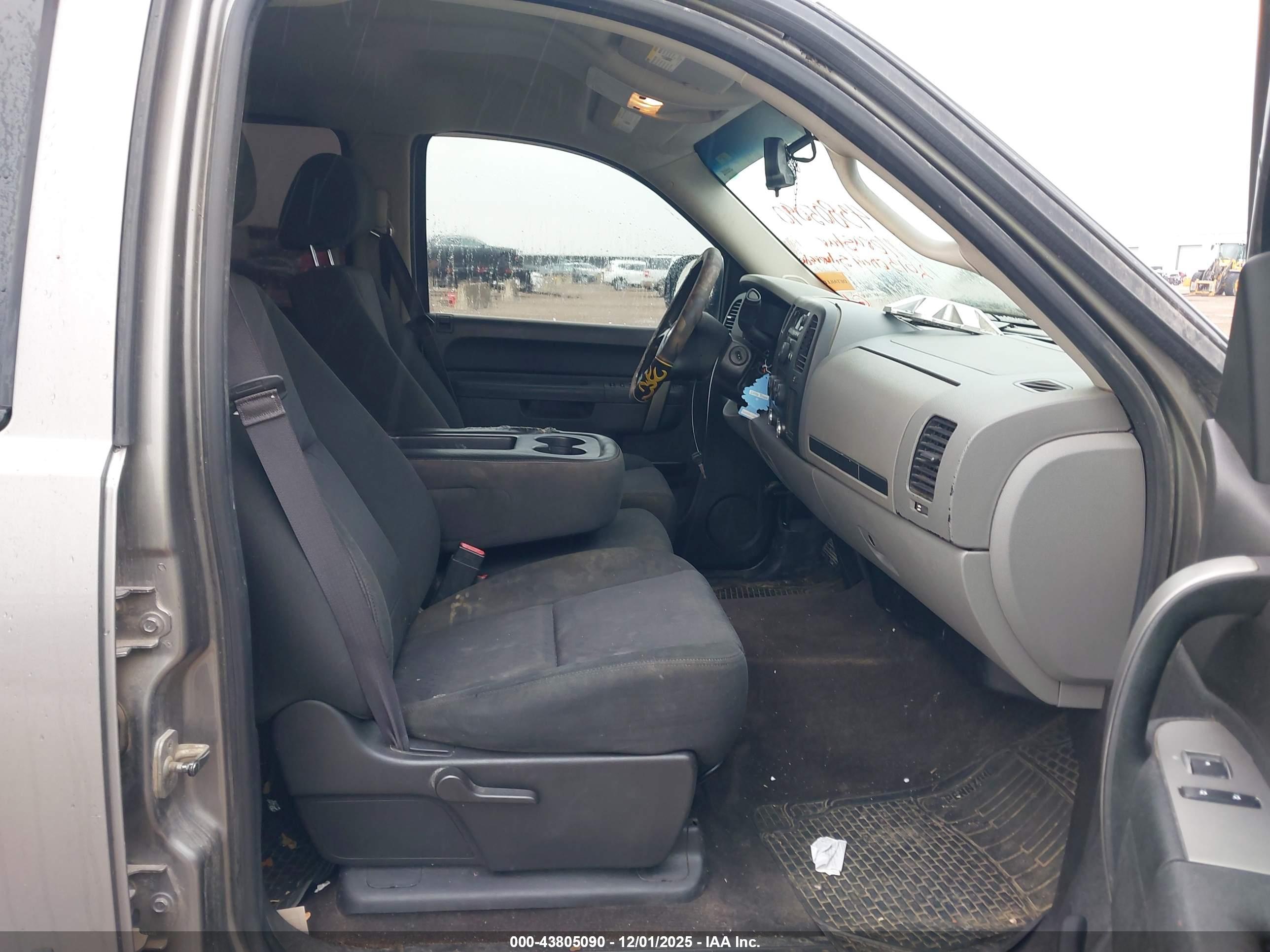 CHEVROLET SILVERADO image 5