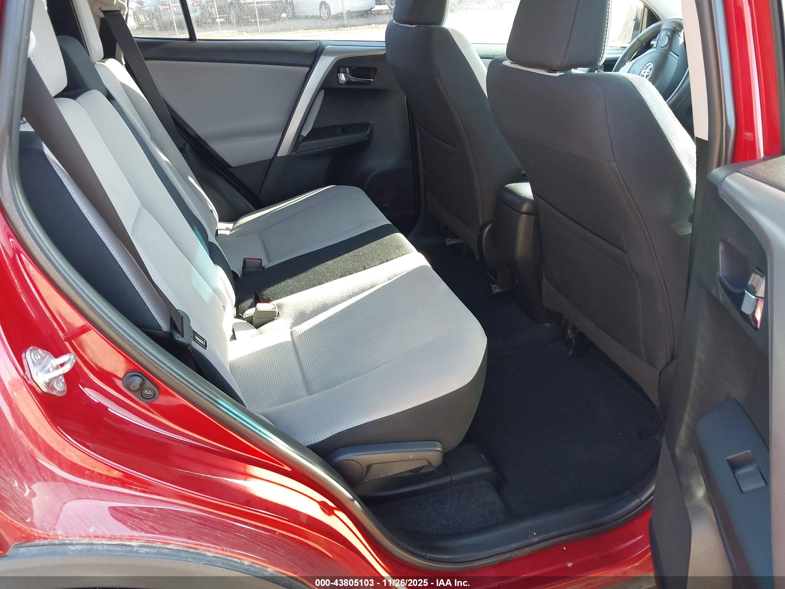 TOYOTA RAV4 image 8