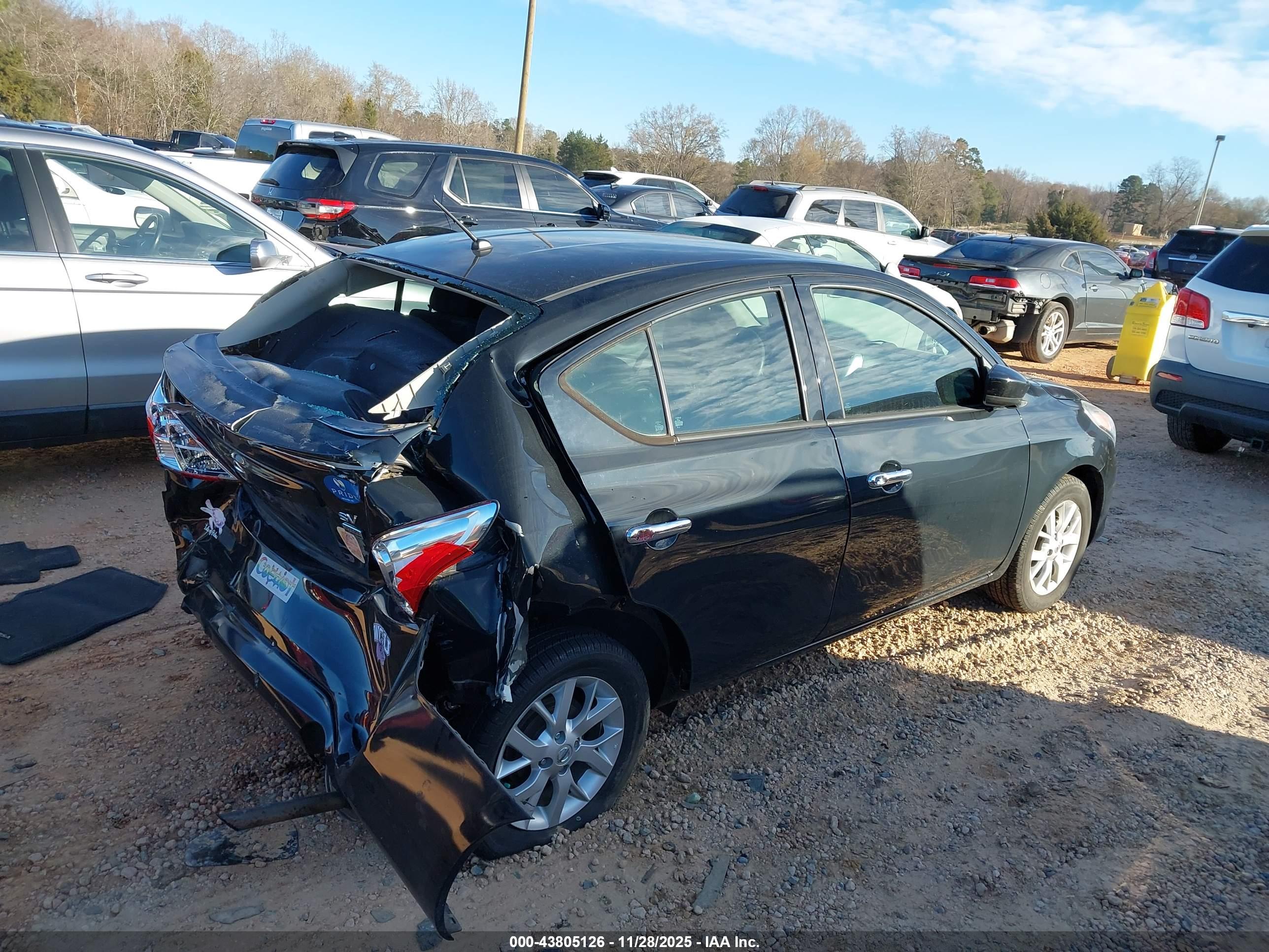 NISSAN VERSA image 4