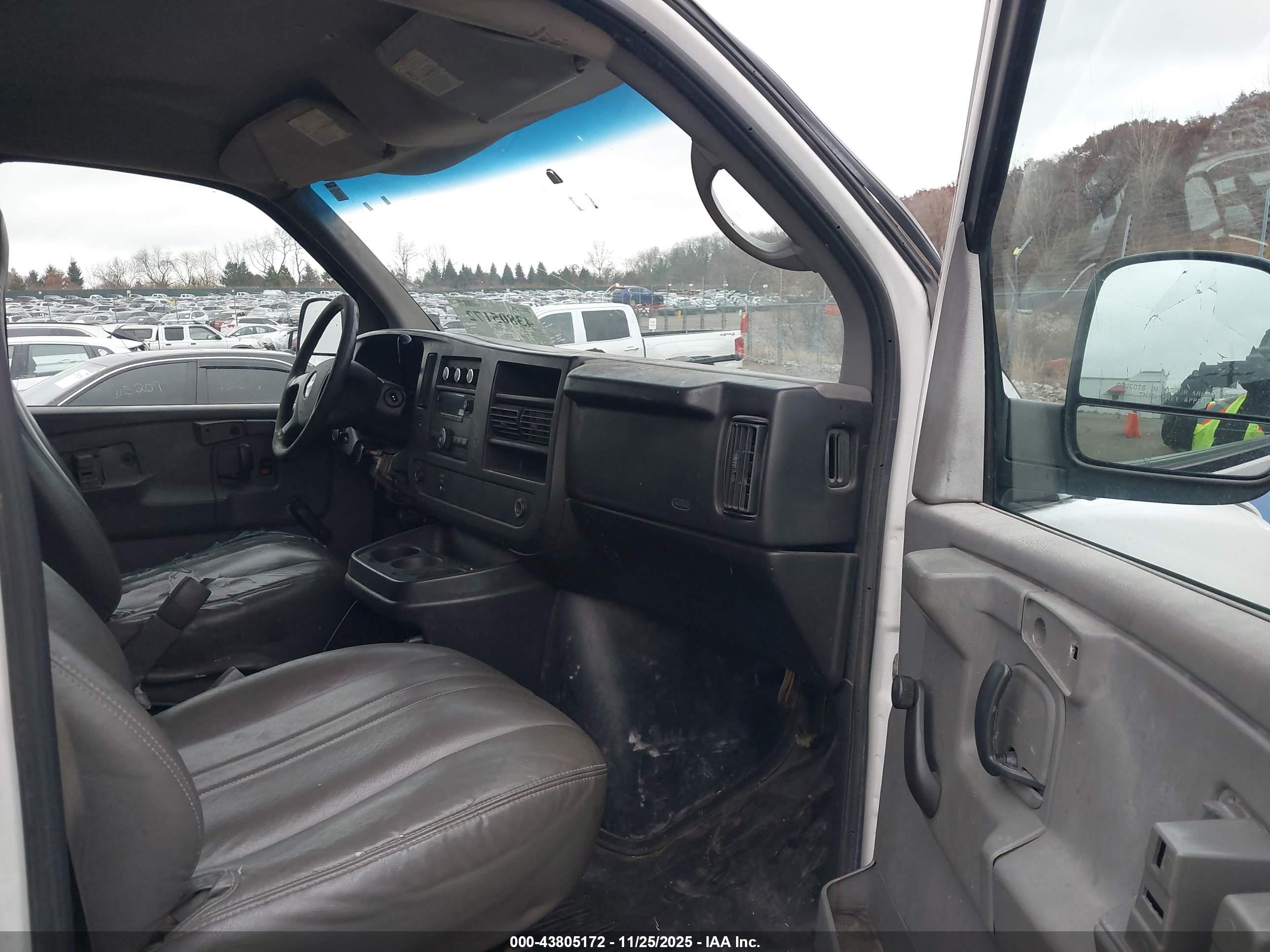 CHEVROLET EXPRESS image 5