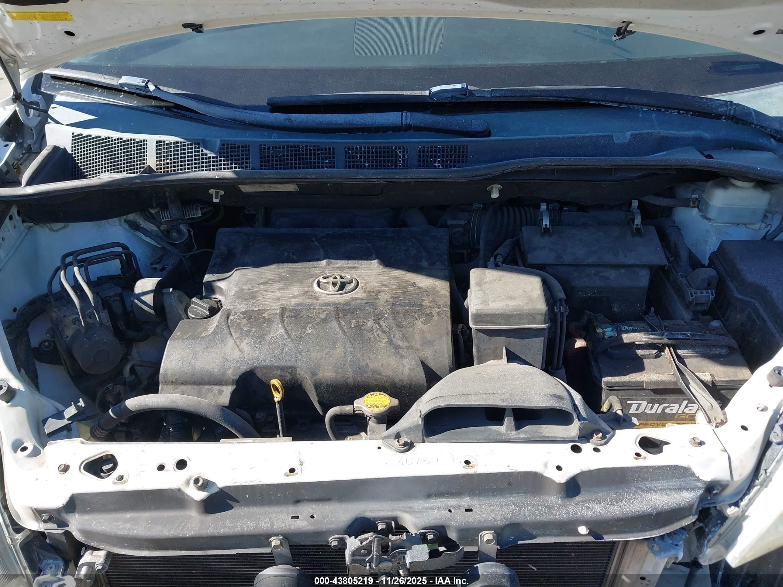TOYOTA SIENNA image 10