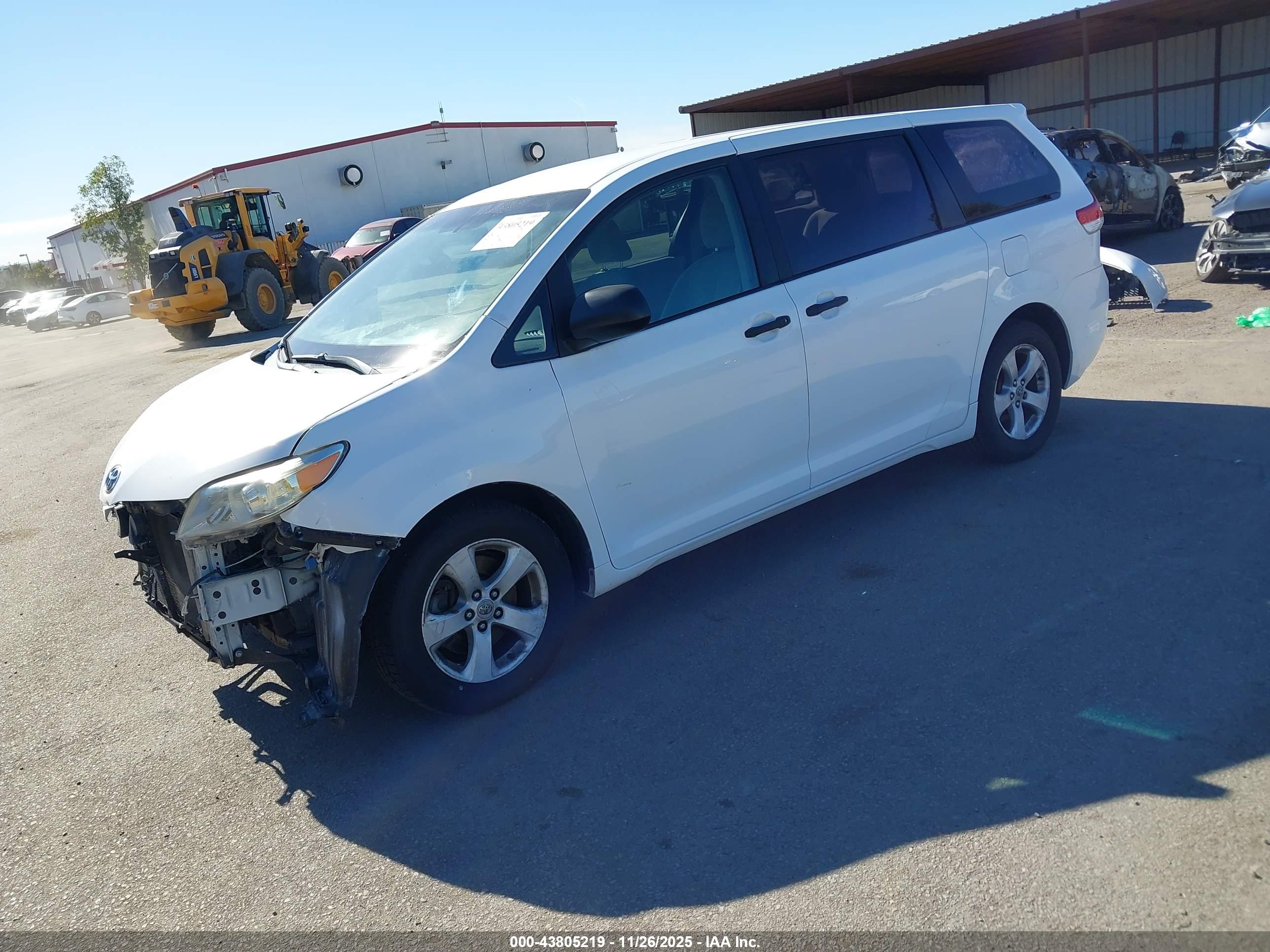 TOYOTA SIENNA image 2
