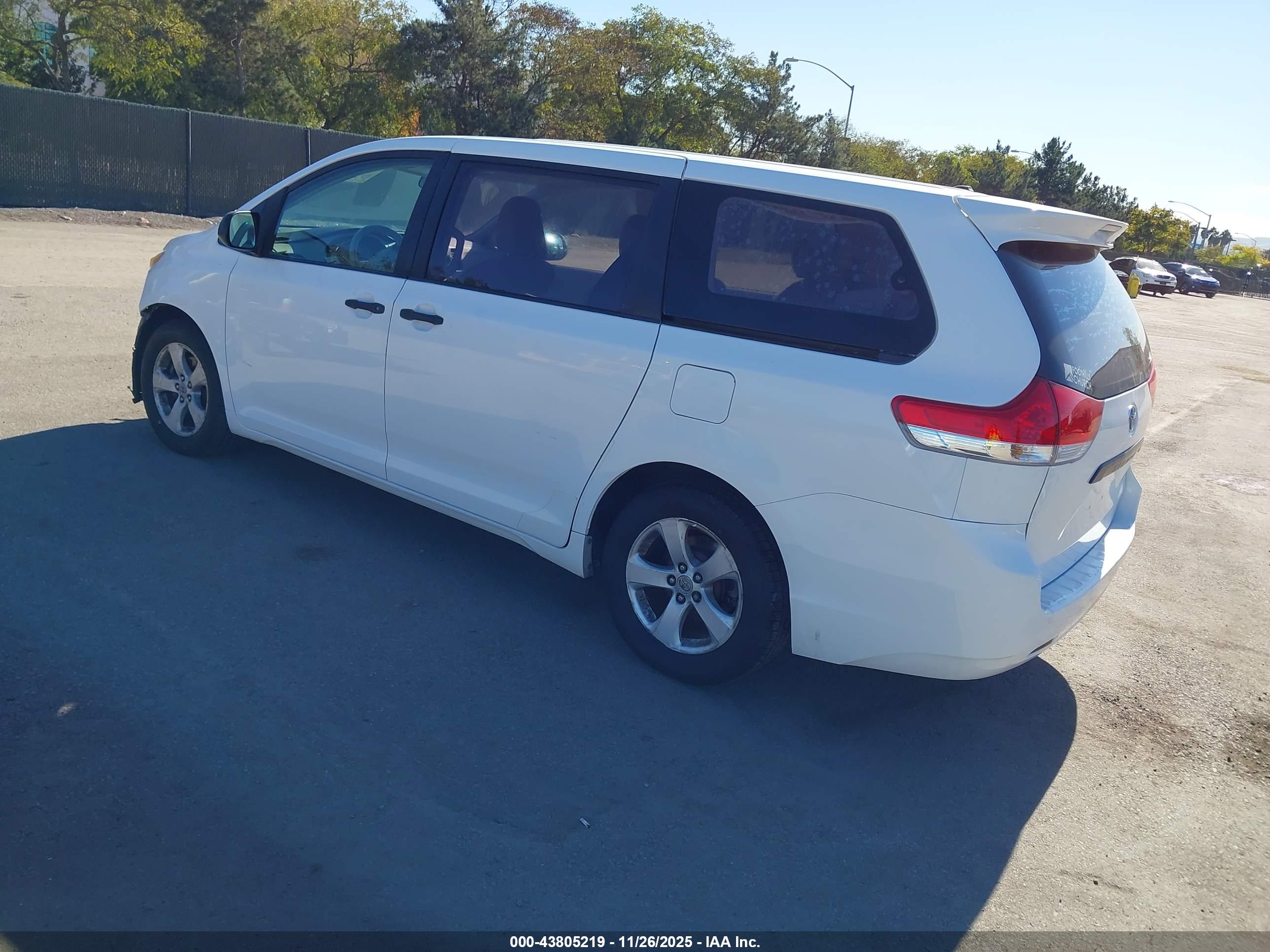 TOYOTA SIENNA image 3