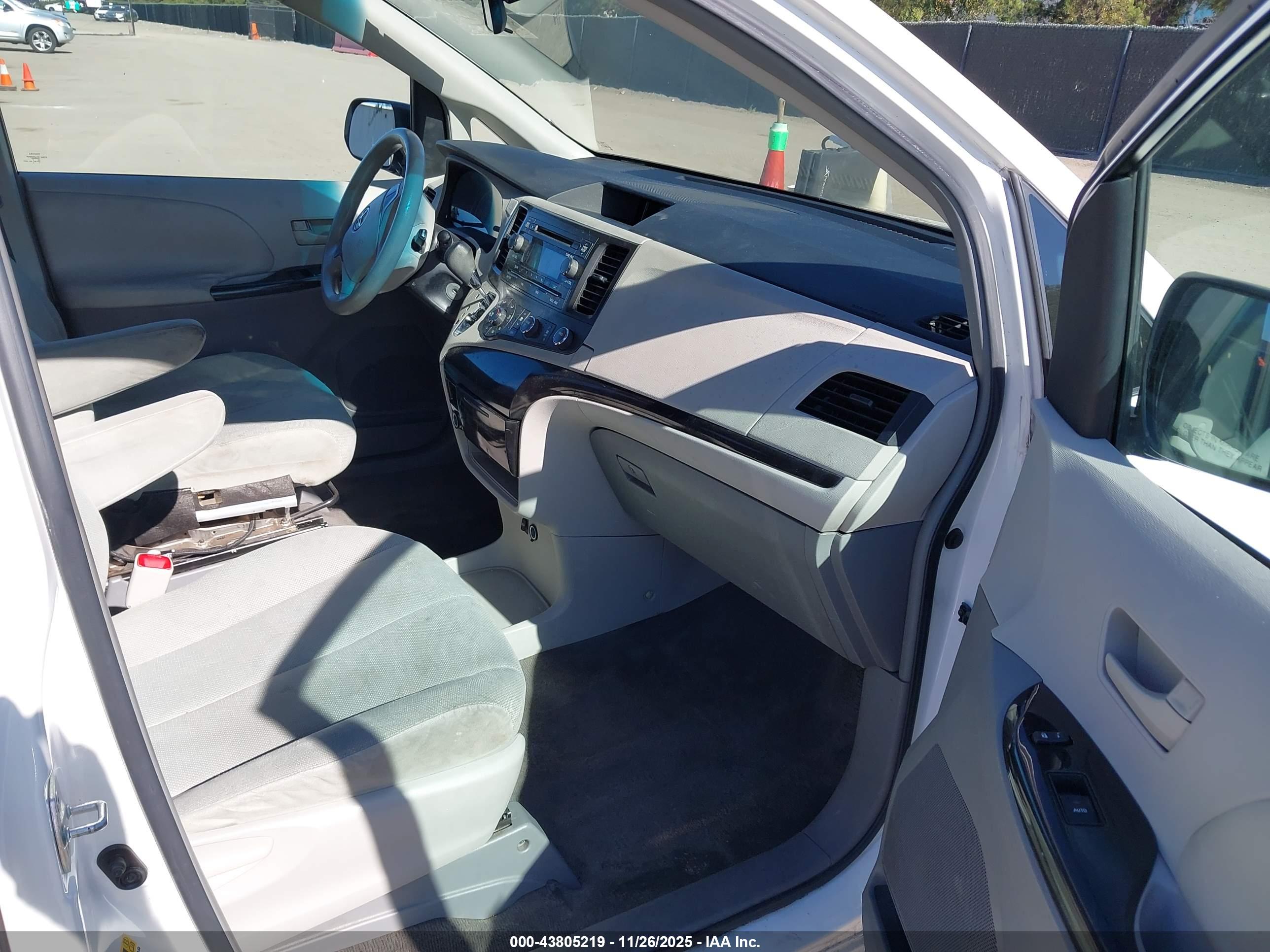 TOYOTA SIENNA image 5