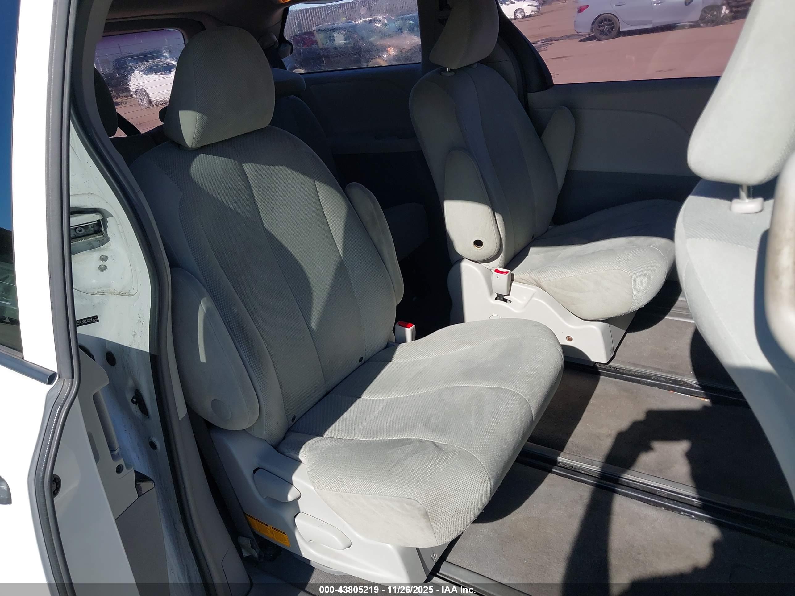 TOYOTA SIENNA image 8
