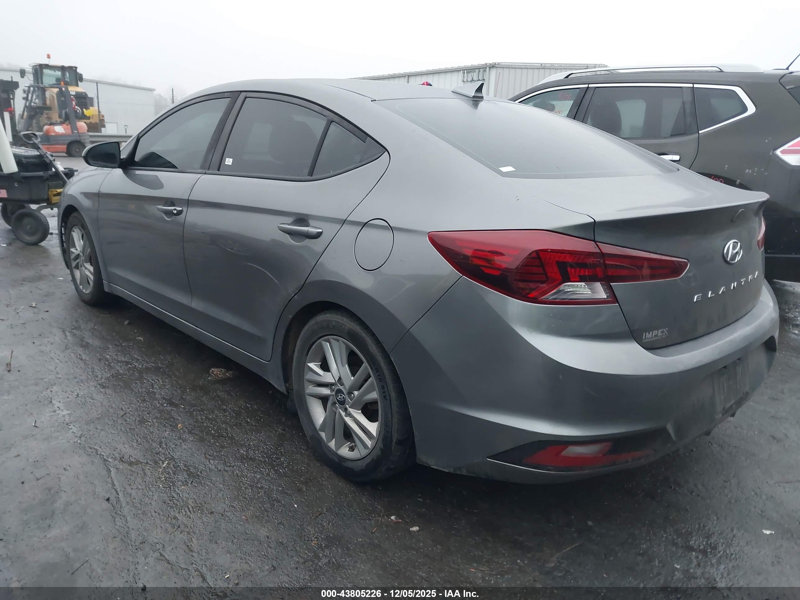 HYUNDAI ELANTRA image 3