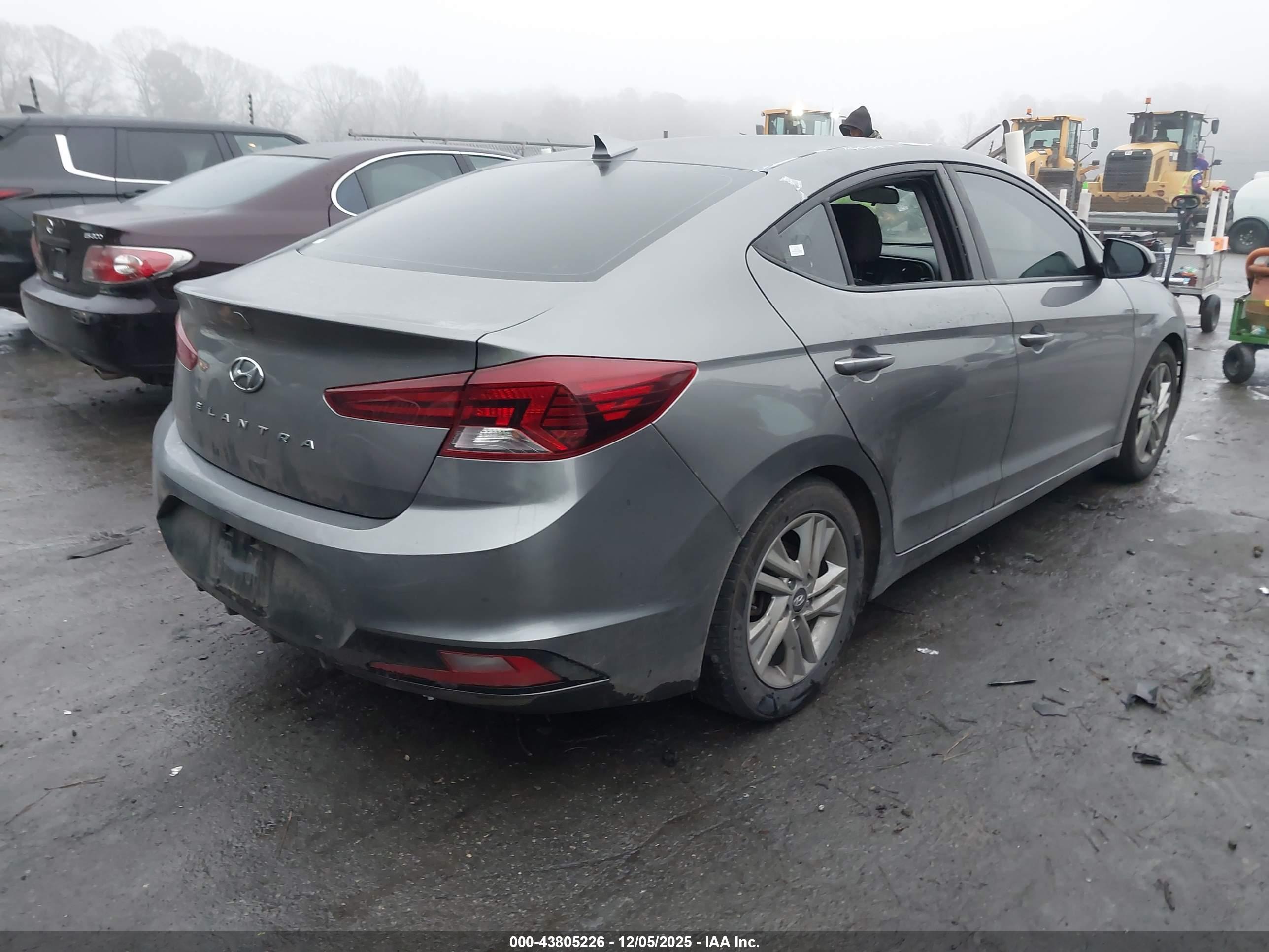 HYUNDAI ELANTRA image 4