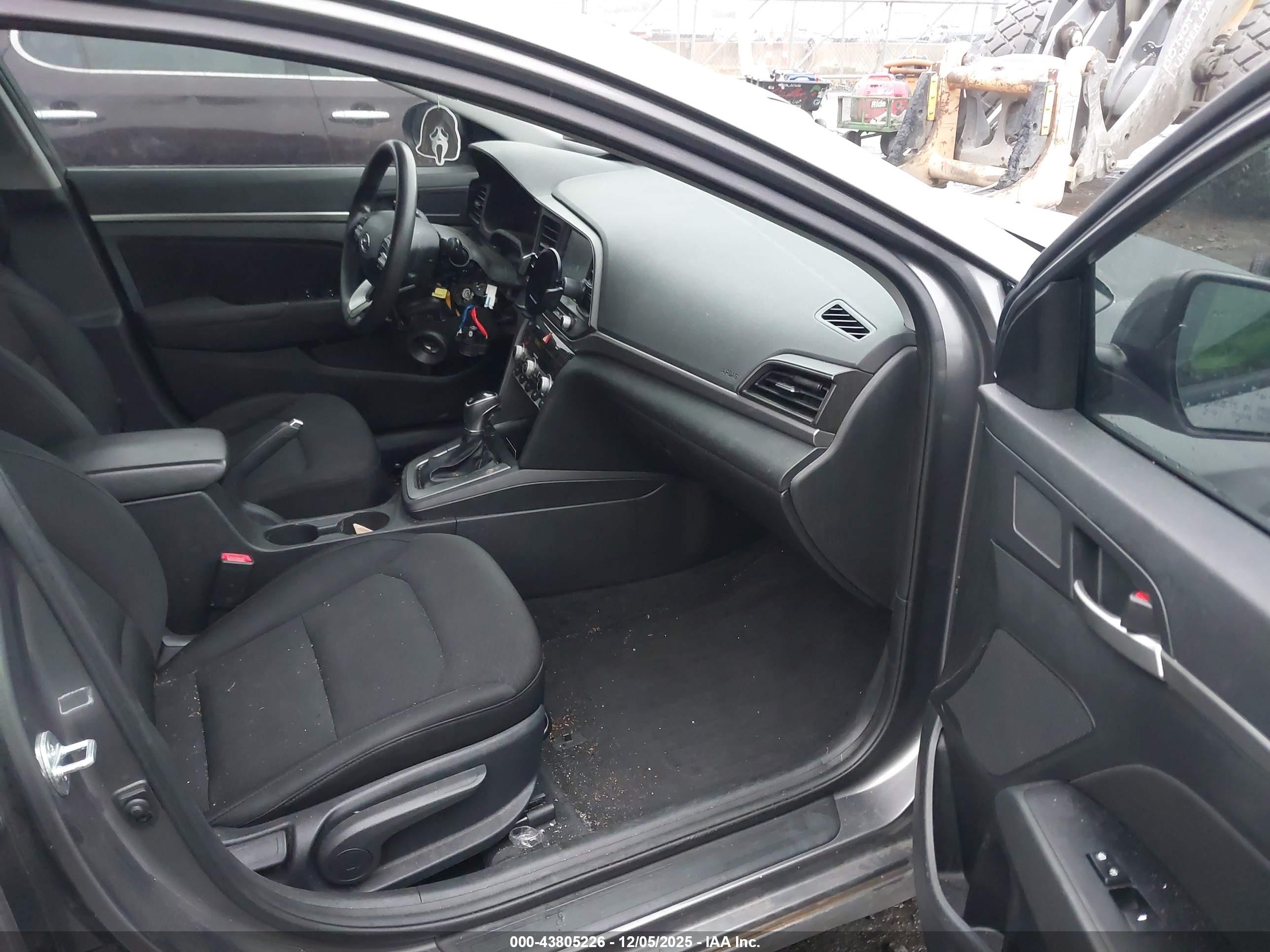 HYUNDAI ELANTRA image 5