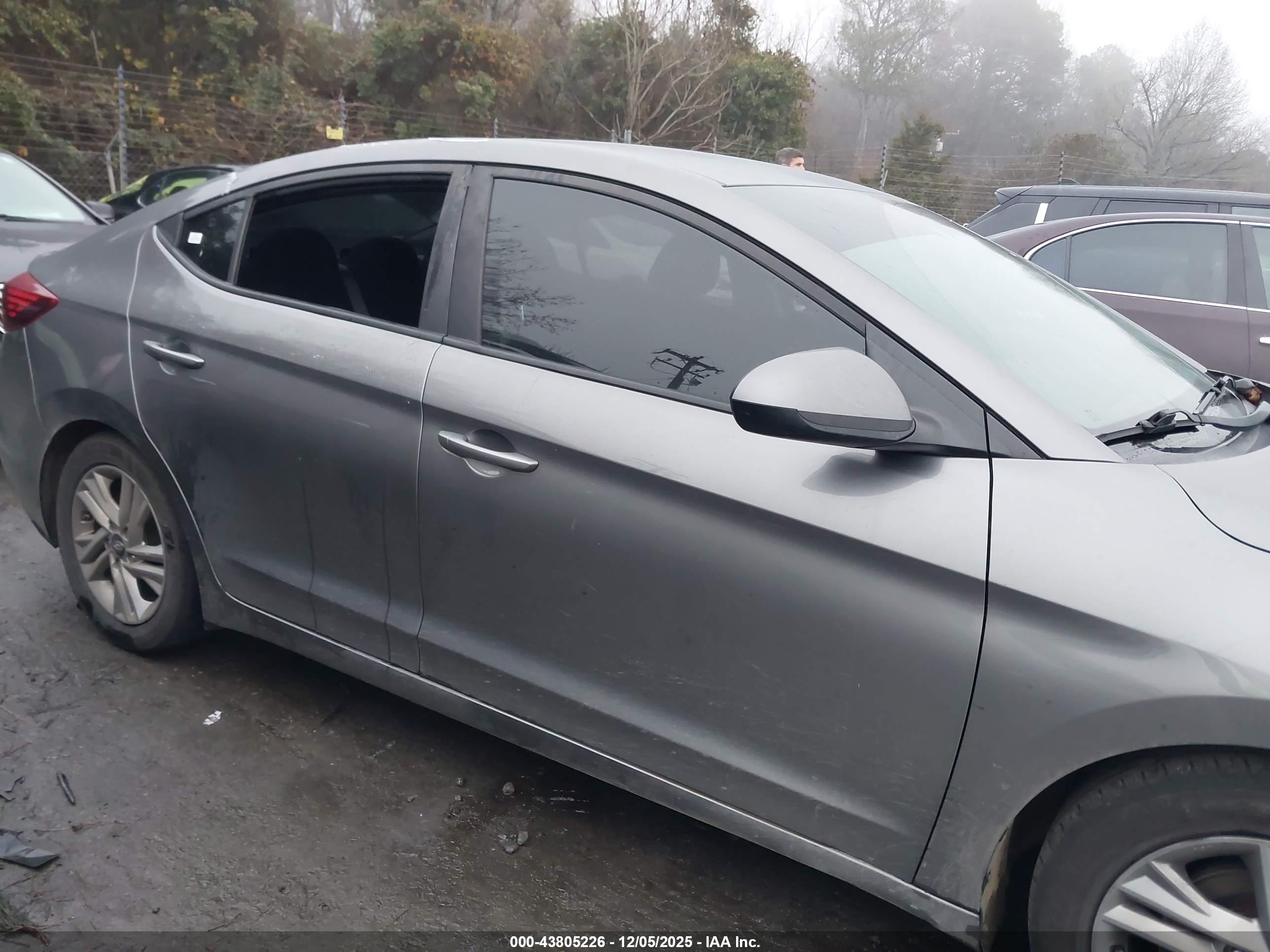 HYUNDAI ELANTRA image 6