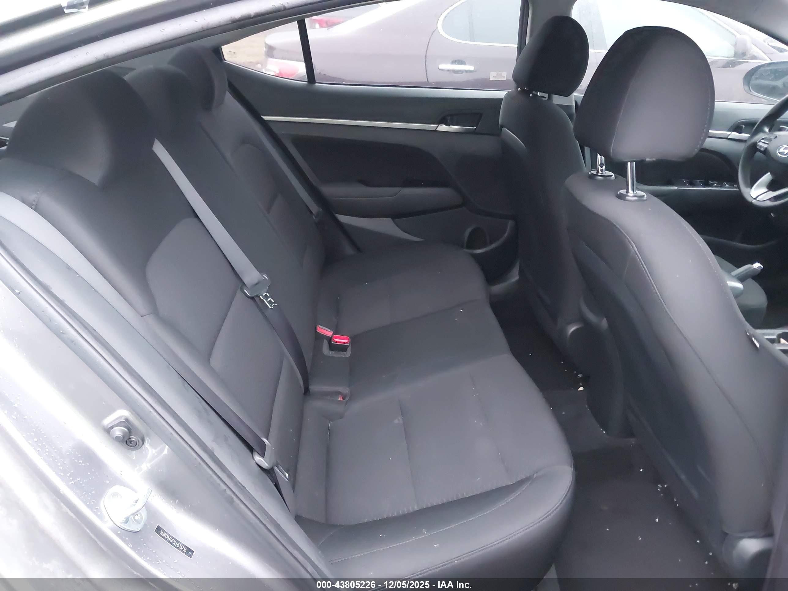 HYUNDAI ELANTRA image 8