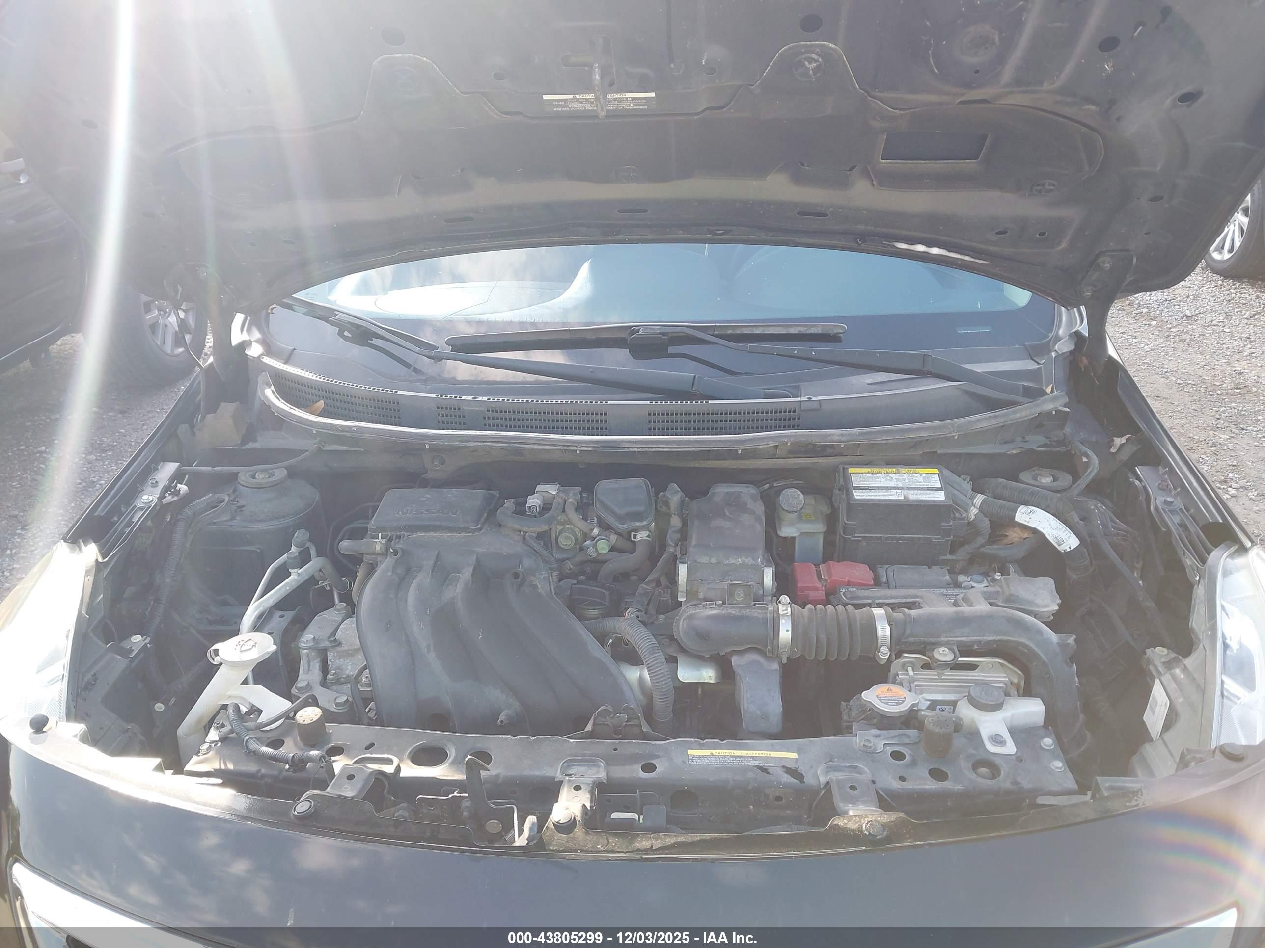 NISSAN VERSA image 10