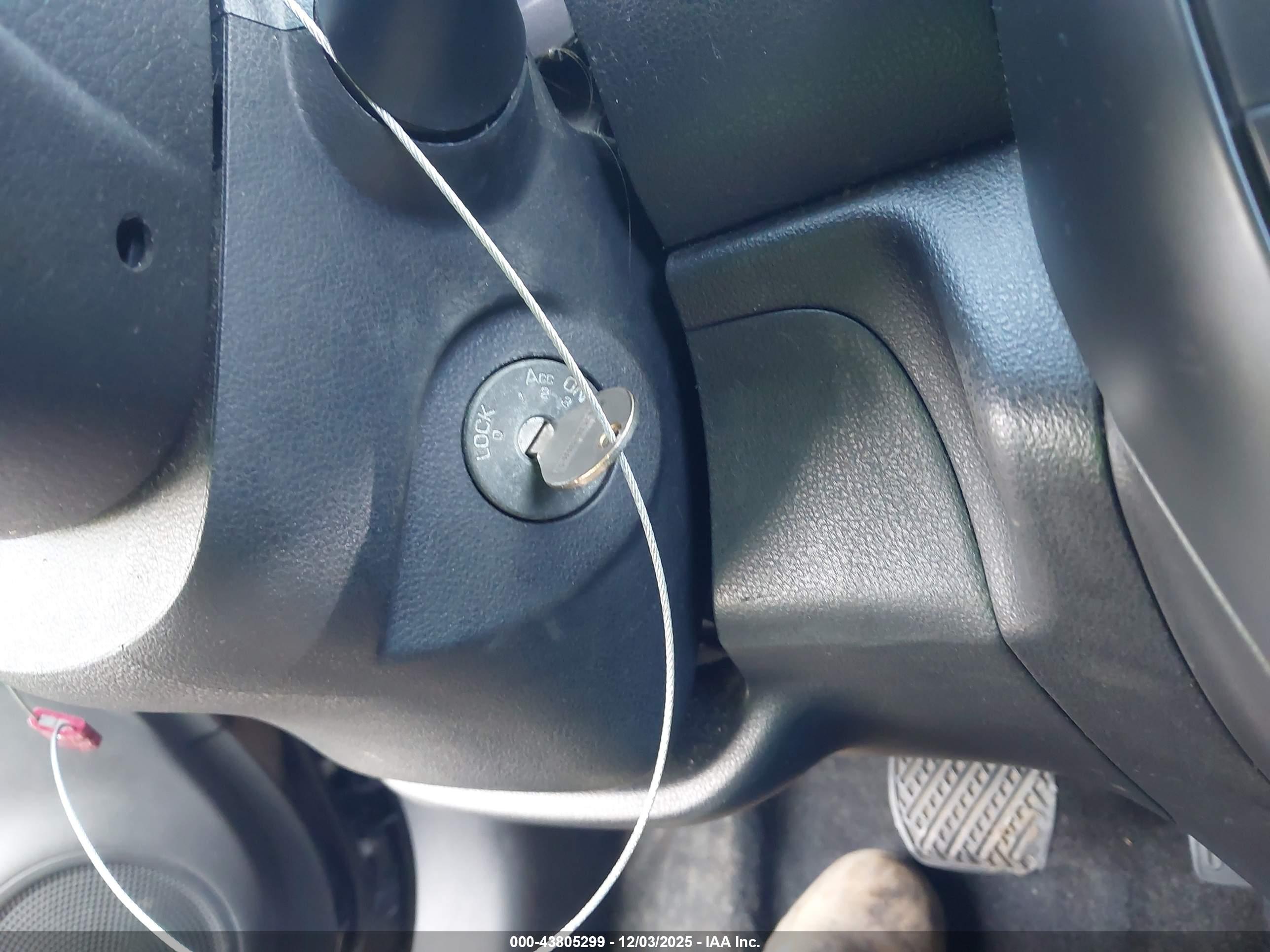 NISSAN VERSA image 11