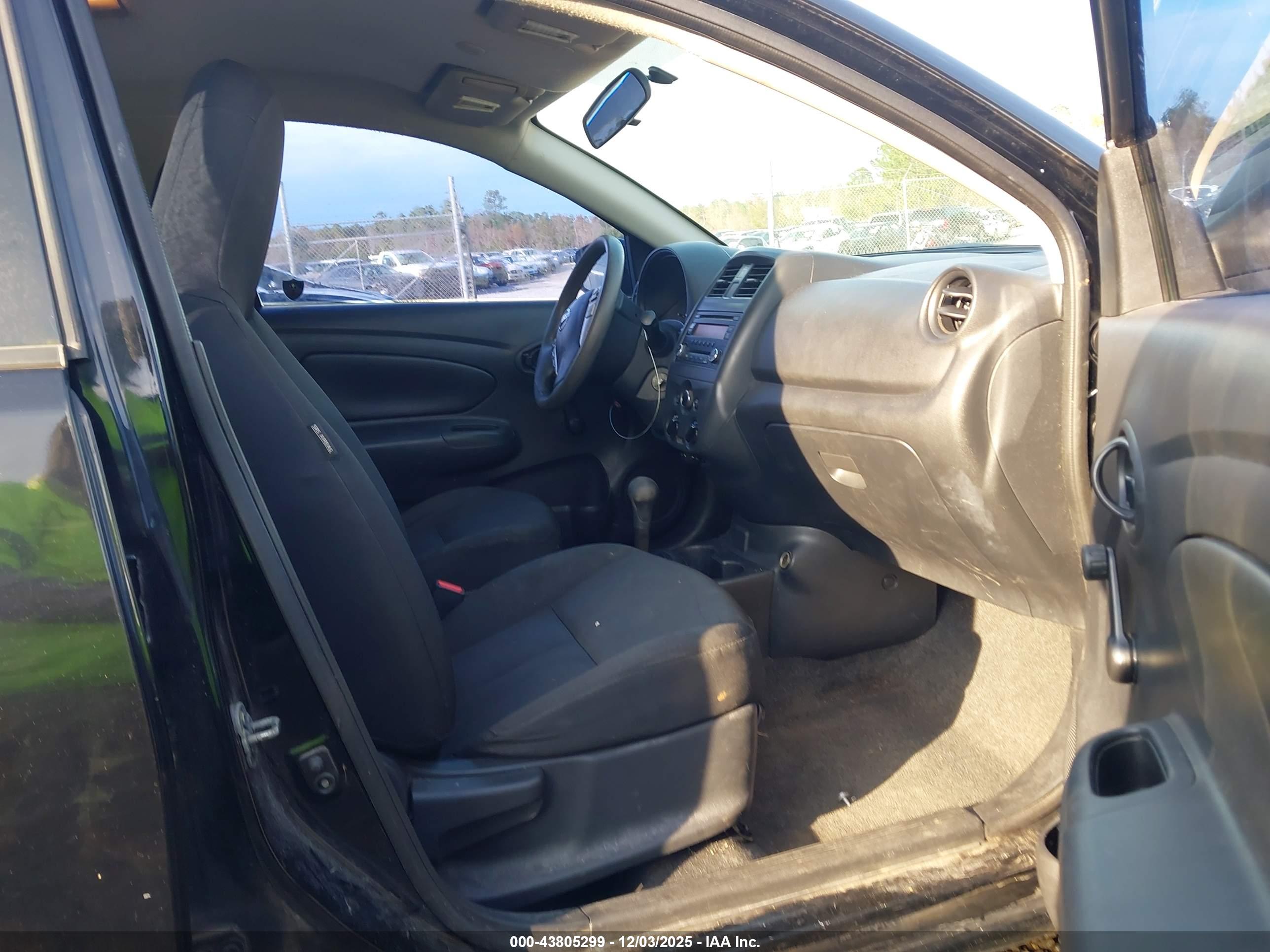 NISSAN VERSA image 5