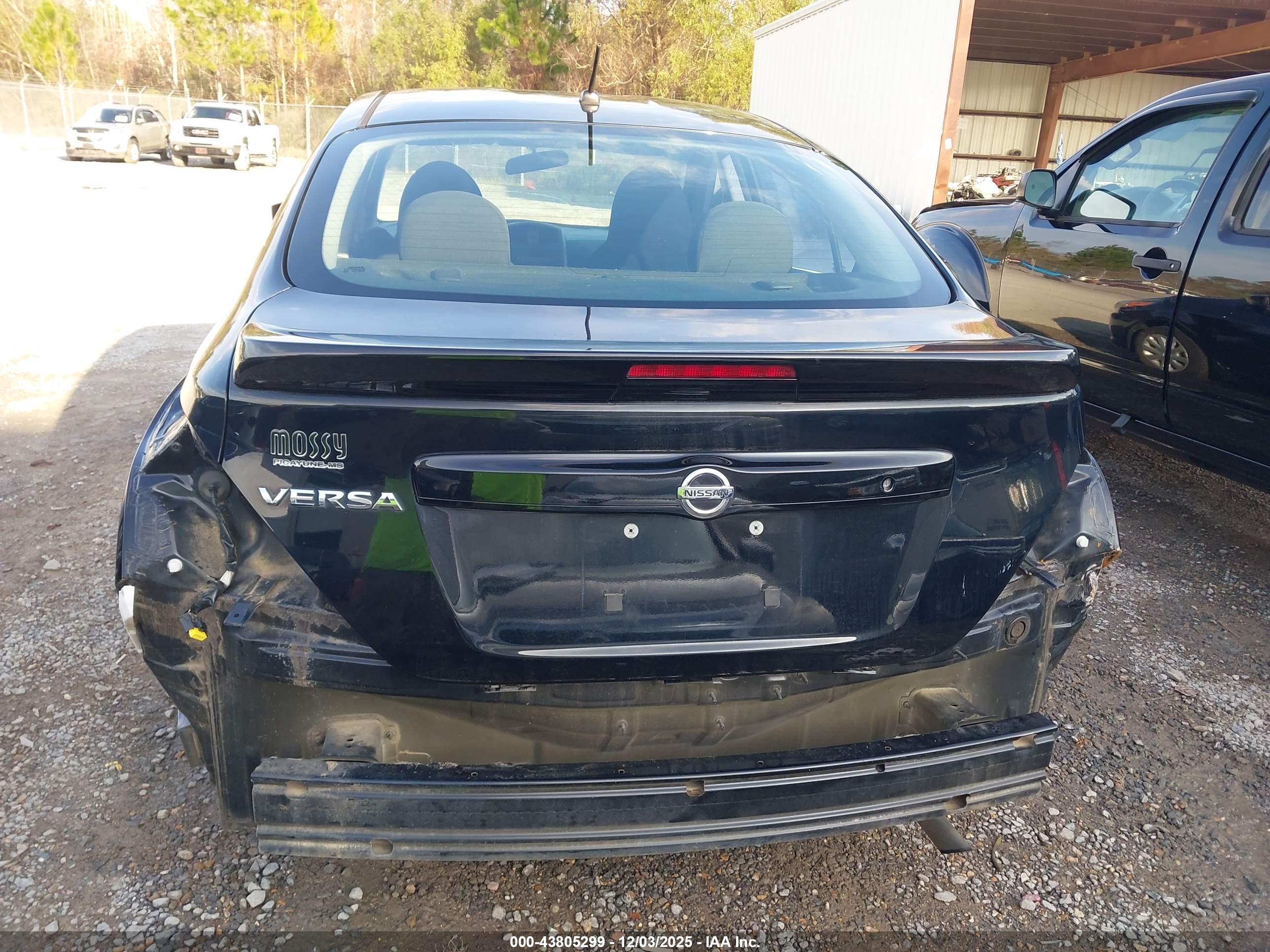 NISSAN VERSA image 6