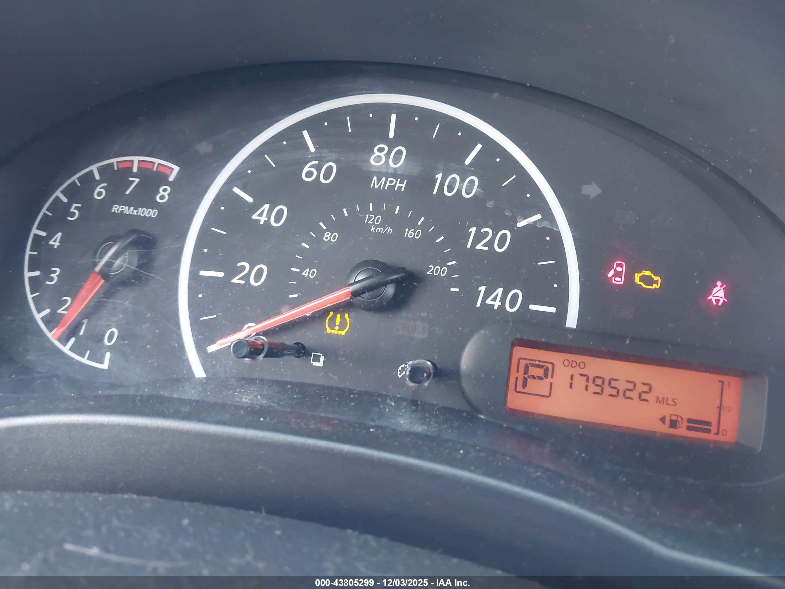 NISSAN VERSA image 7