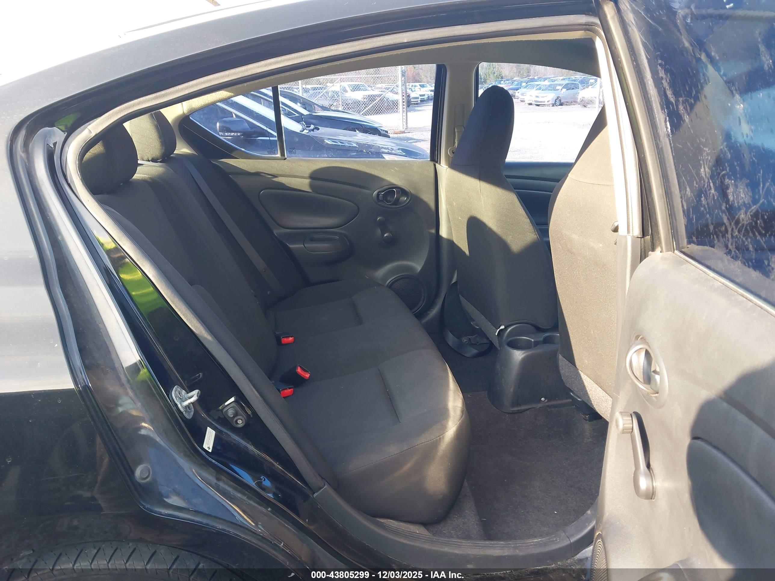 NISSAN VERSA image 8