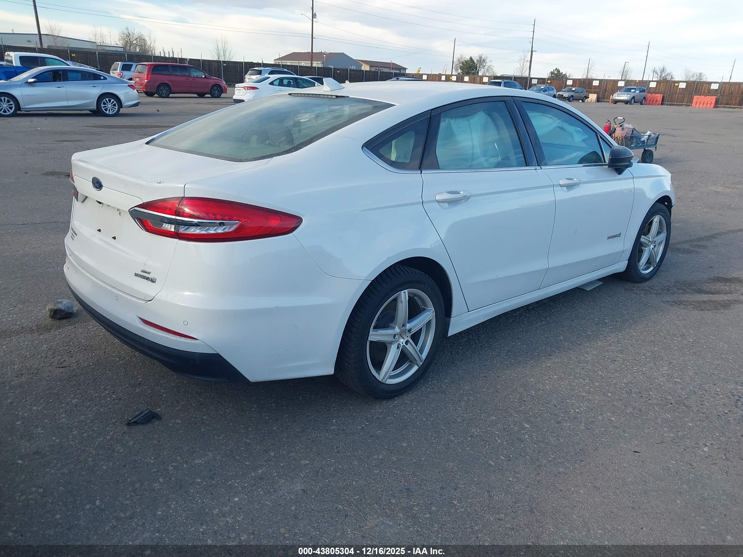 FORD FUSION image 4