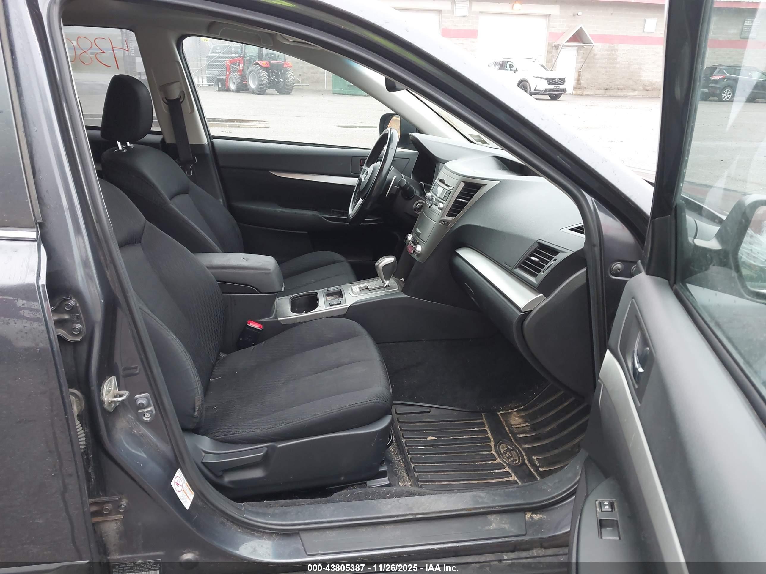 SUBARU OUTBACK image 5