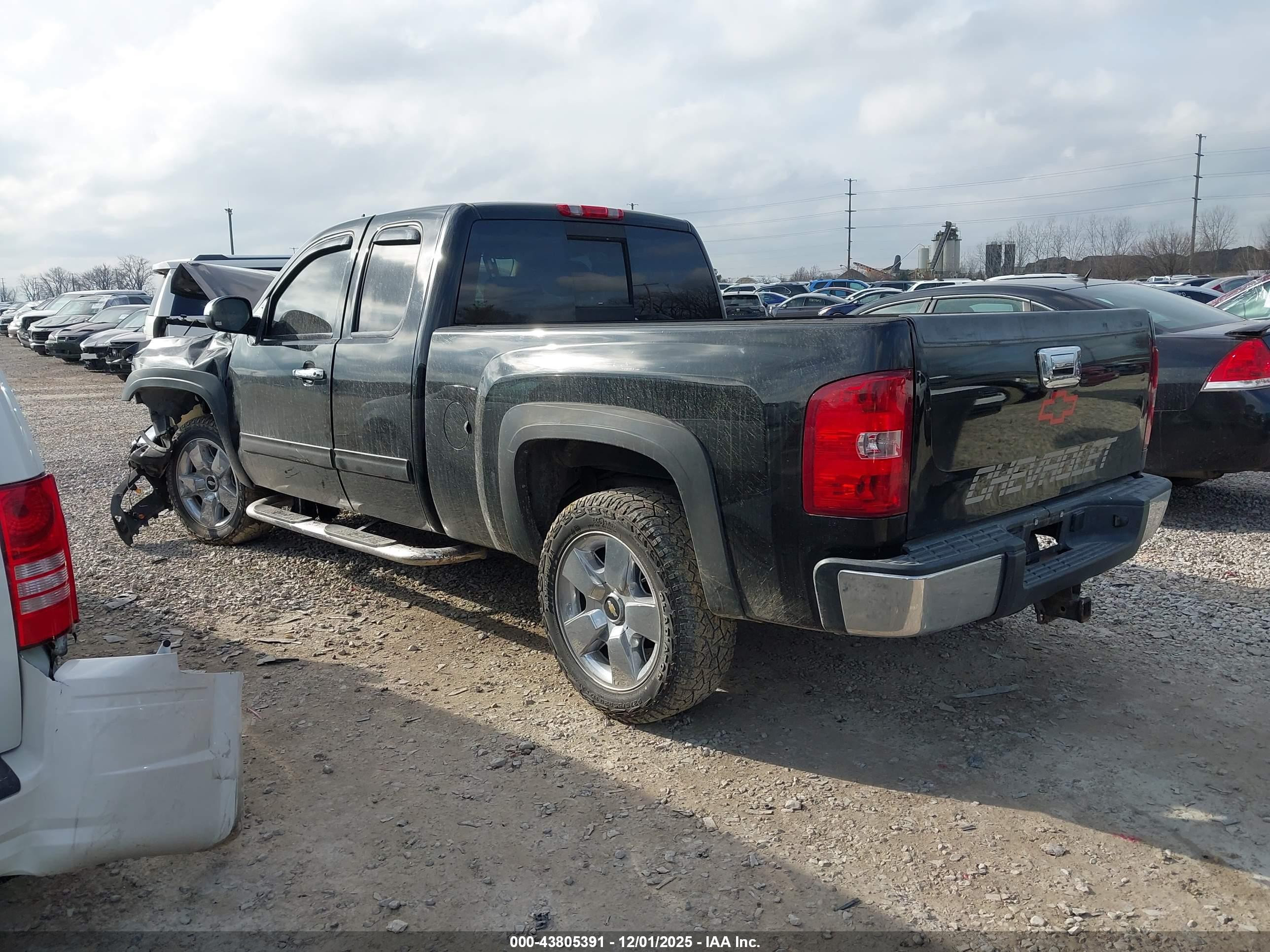 CHEVROLET SILVERADO image 3