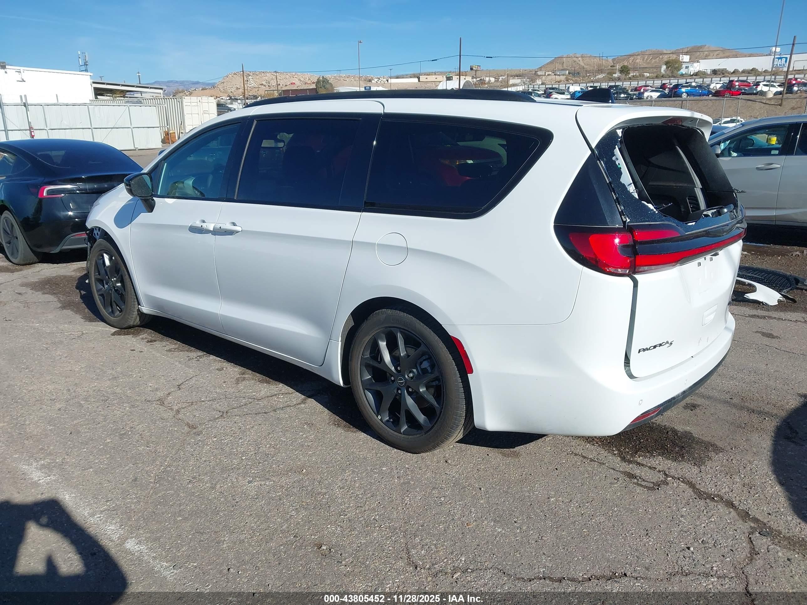 CHRYSLER PACIFICA image 3