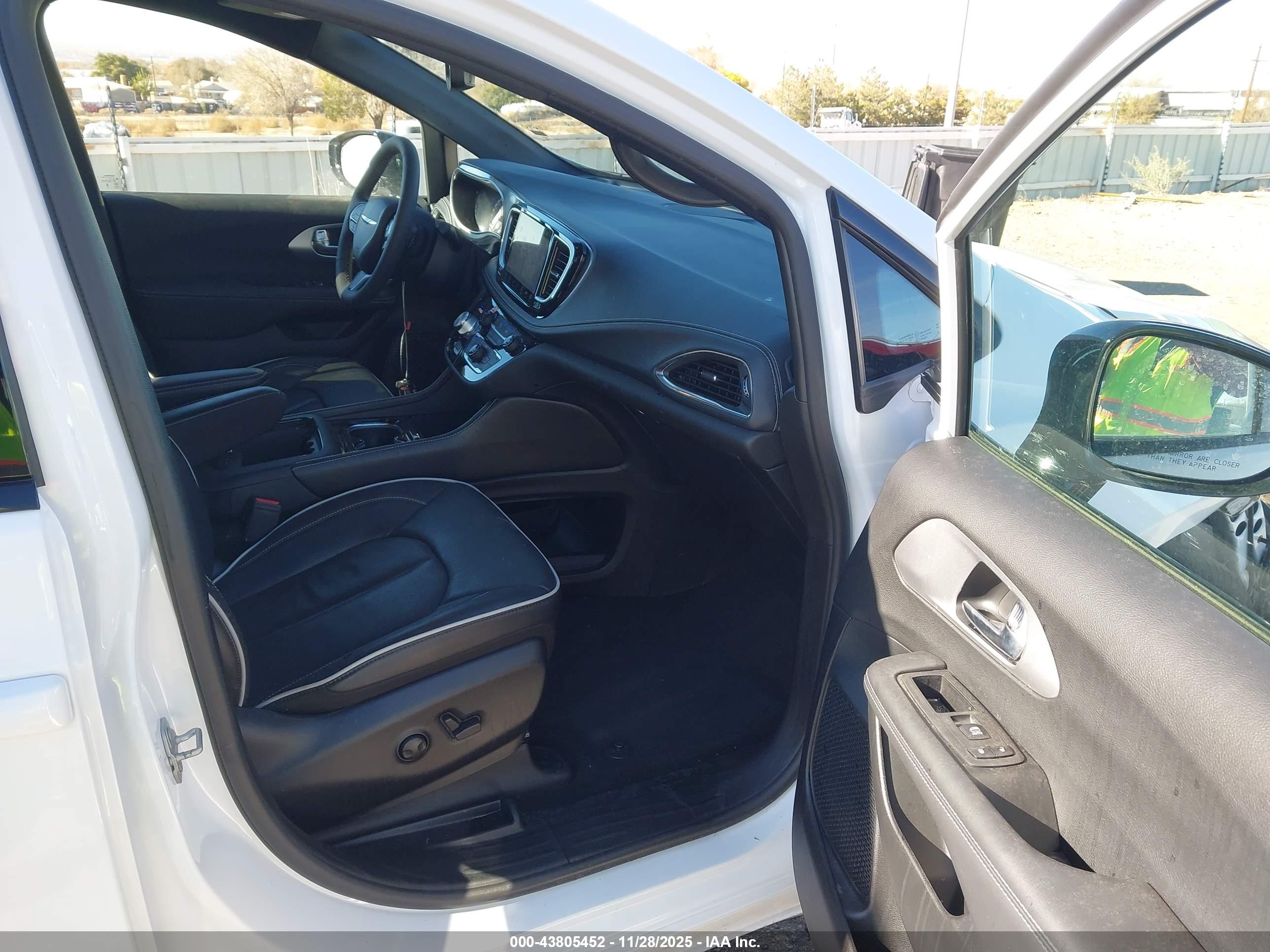 CHRYSLER PACIFICA image 5