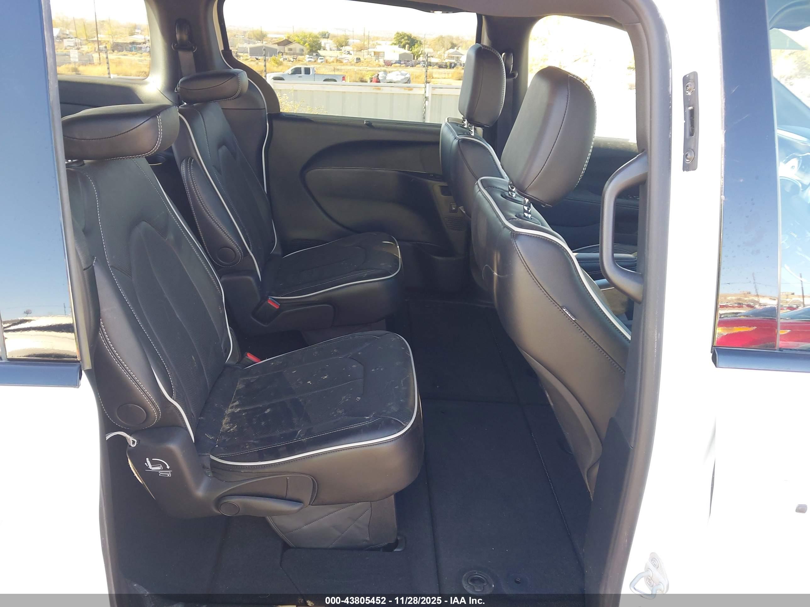 CHRYSLER PACIFICA image 8