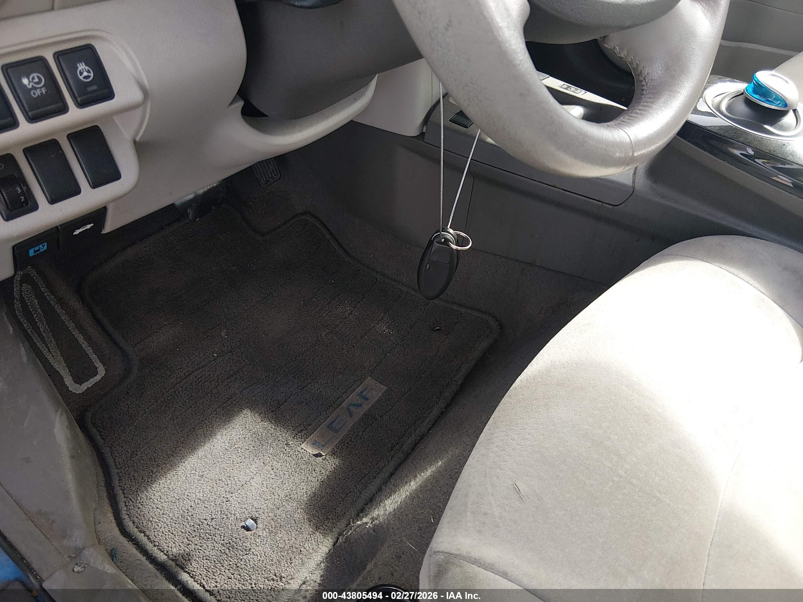 NISSAN LEAF image 11