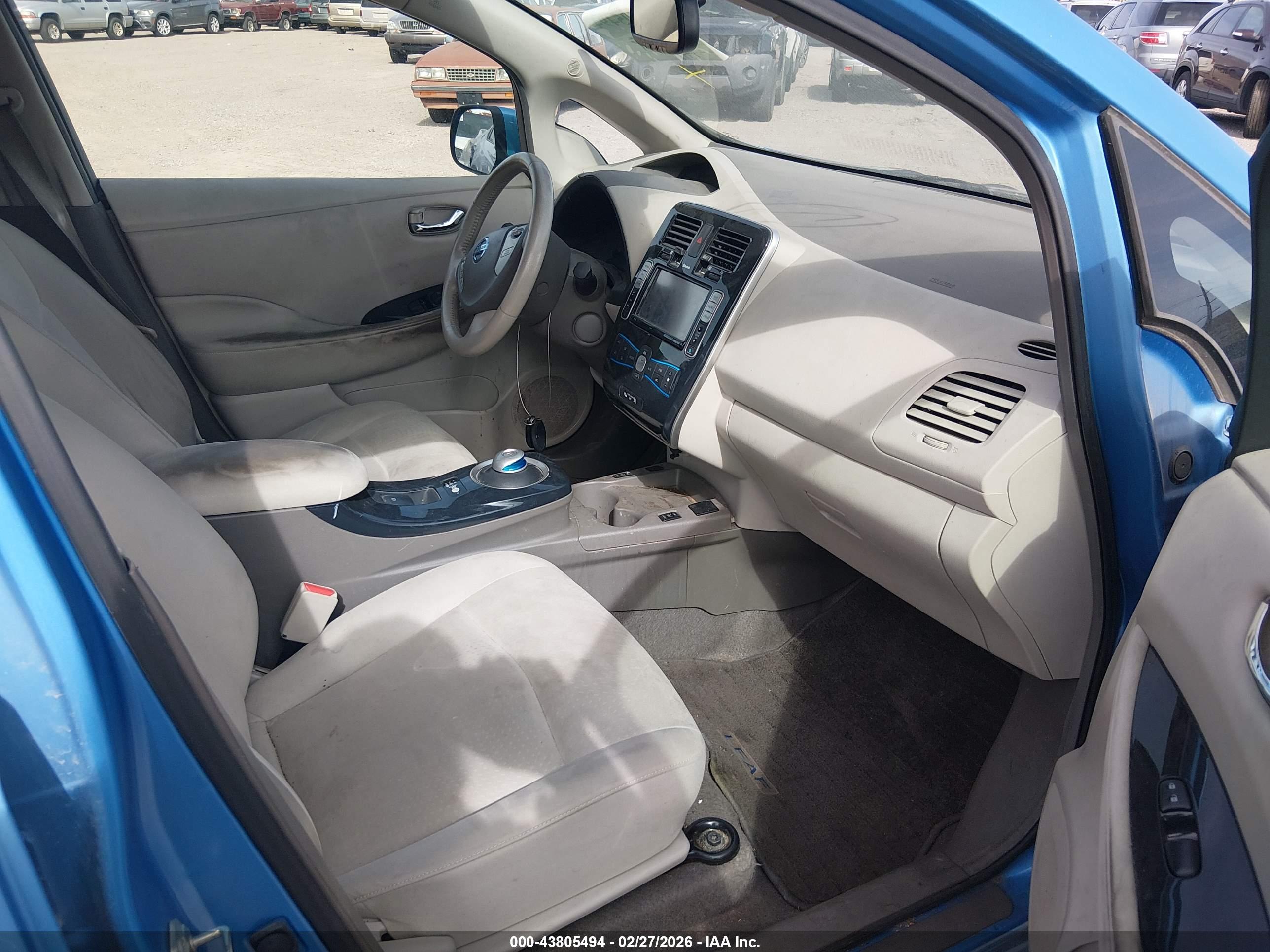 NISSAN LEAF image 5